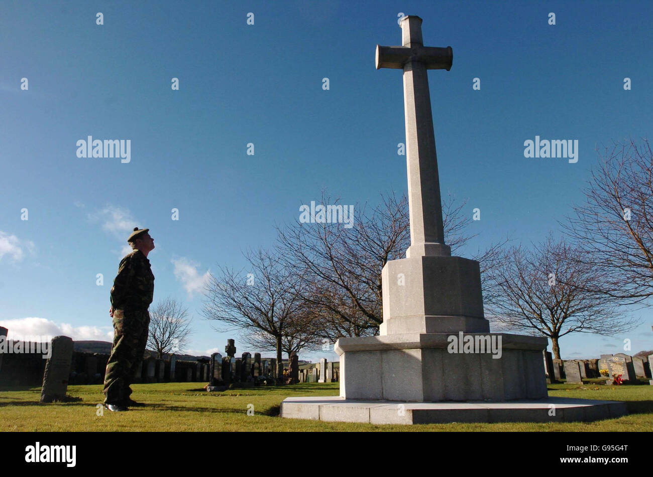 Le caporal Garry Gibb, du 1er Bataillon, Highlanders, regarde la Croix du sacrifice, cimetière Dyce, avant les funérailles du soldat britannique, le caporal Allan Douglas, le mercredi 15 février 2006. Allan Douglas, 22 ans, servait avec les Highlanders du 1er Bataillon lorsqu'il a été tué par balle dans la province volatile de Maysan le 30 janvier. Il était le 99e soldat britannique à être tué en Irak depuis le début des hostilités. Voir PA Story FUNÉRAILLES Irak. APPUYEZ SUR ASSOCIATION photo. Le crédit photo devrait se lire : Danny Lawson/PA Banque D'Images