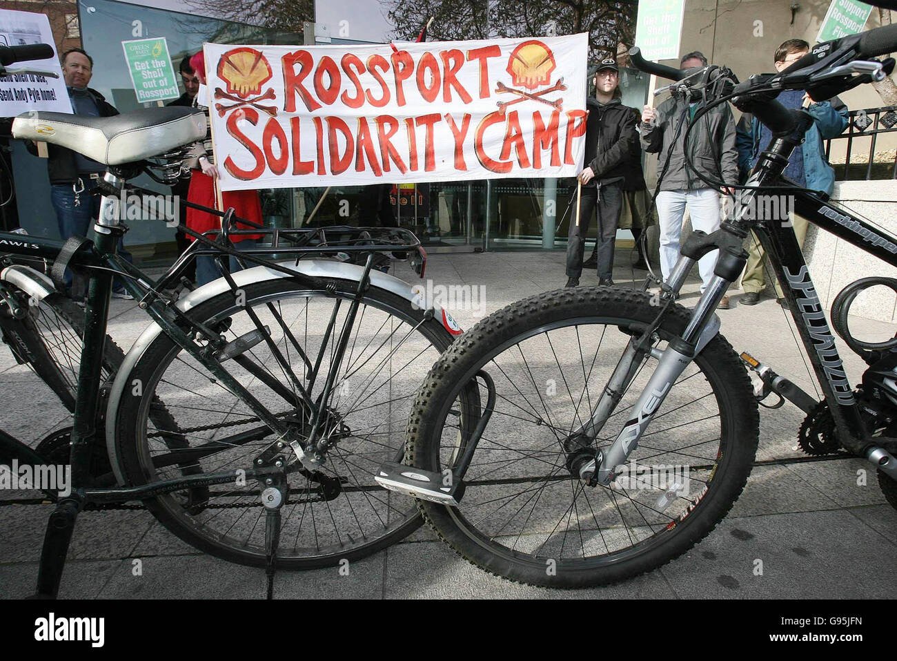 Membres de la campagne Shell to Sea dans le centre de Dublin, vendredi 17 février 2006. Les militants écologistes se sont barricadés en utilisant des vélos enchaînés à l'extérieur du quartier général de Shell. Voir Environnement de scénario PA Shell. APPUYEZ SUR ASSOCIATION photo. Le crédit photo devrait se lire comme suit : Niall Carson/PA. Banque D'Images