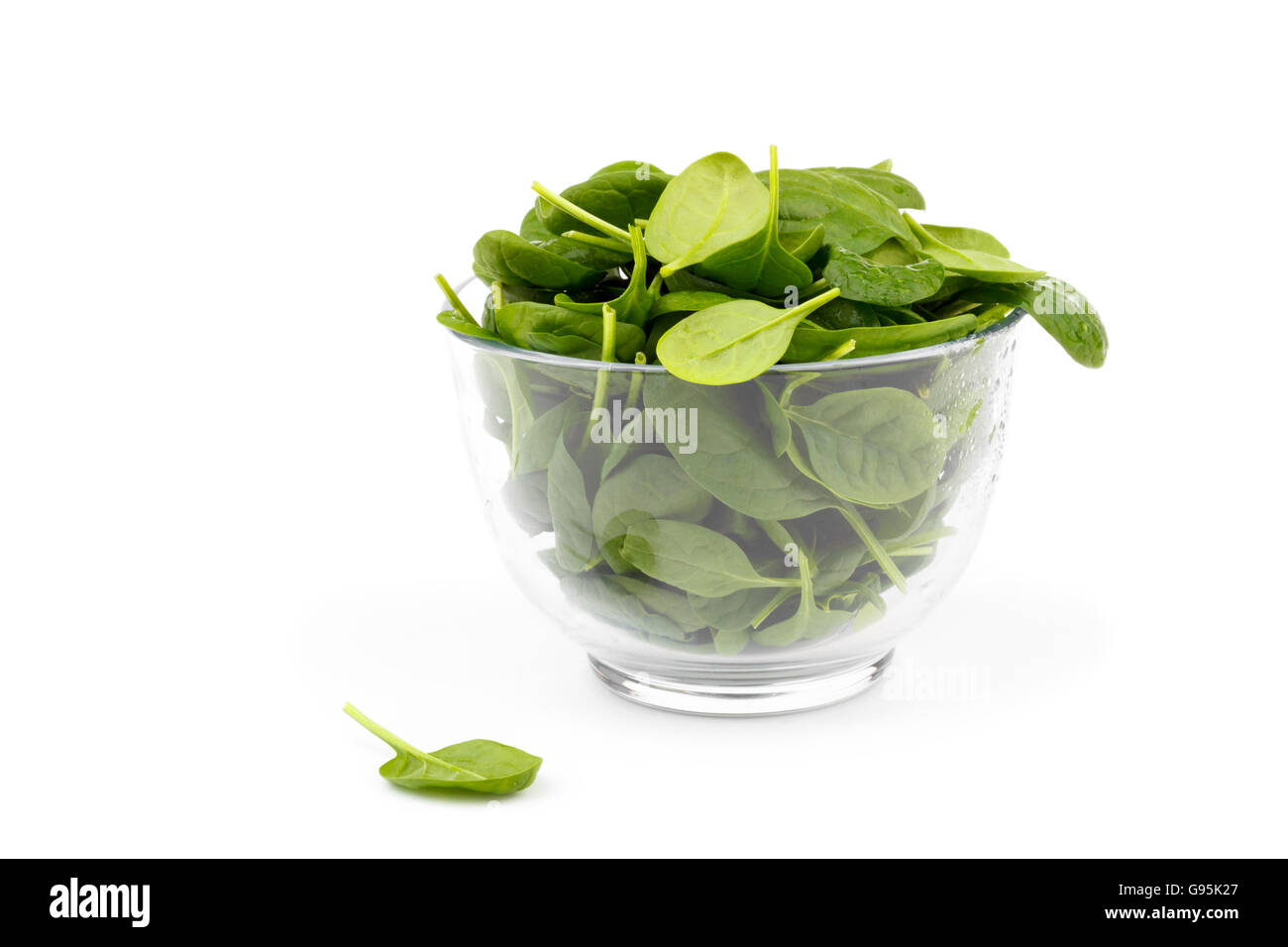 Épinards frais dans un bol isolated over white, Close up, selective focus Banque D'Images