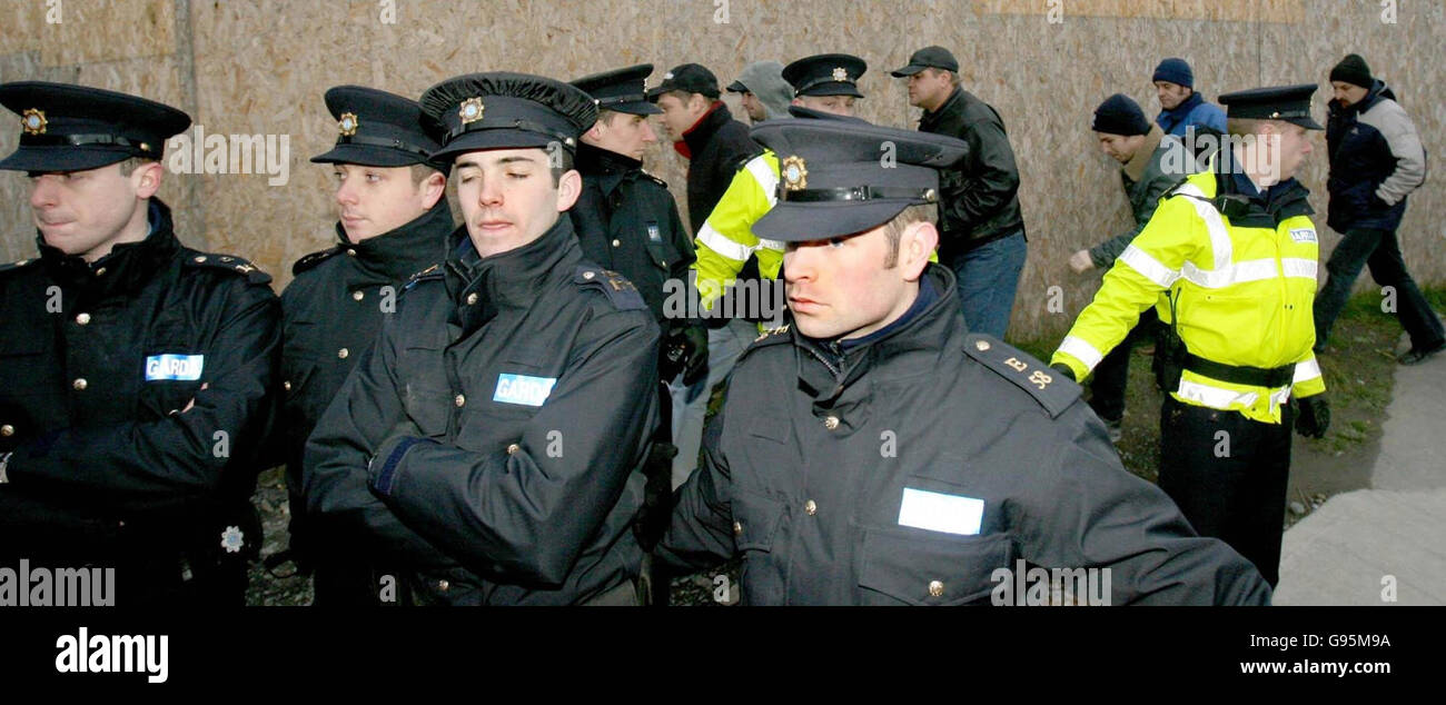 Les travailleurs entrent sur le site du bâtiment Belfield, dans le sud de Dublin, avec la protection de la police, jeudi 23 février 2006, où les manifestants ont souligné leur loyauté pour trois briqueteurs hors travail, actuellement en prison pour avoir boycotté une ordonnance de justice les interdisant de protester contre un immeuble. APPUYEZ SUR ASSOCIATION photo. Le crédit photo devrait se lire comme suit : Niall Carson/PA Banque D'Images