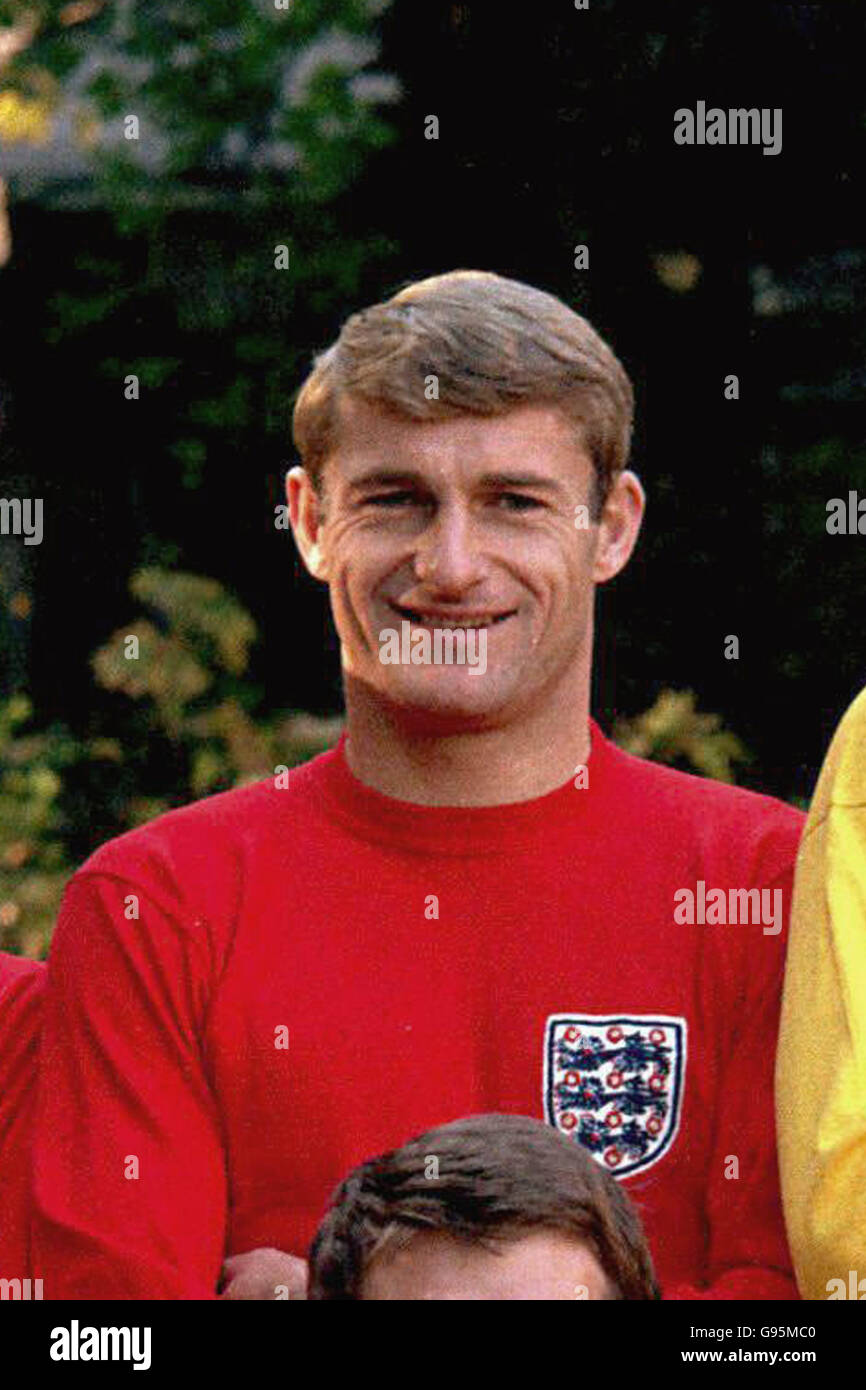 Soccer - gagnants de la coupe du monde 1966 - équipe d'Angleterre avec la coupe du monde.Roger Hunt, Angleterre Banque D'Images