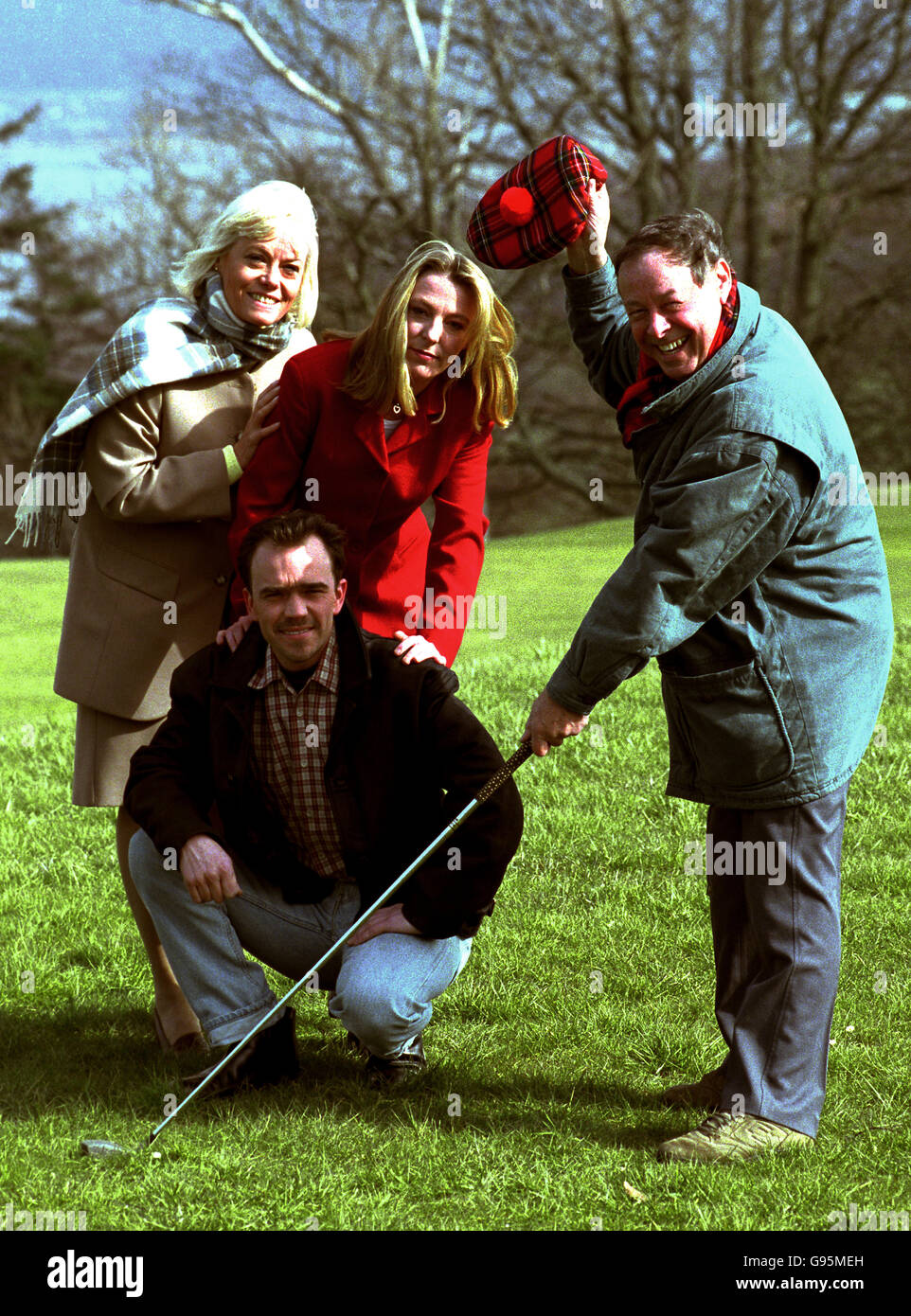 Le drame de BBC1 vient au nord de la frontière, où Mark Fowler prévoit d'épouser sa petite amie Ruth Aitken.L-R Wendy Richard, Caroline Patterson, Todd Carty et Bill Treacher. Banque D'Images