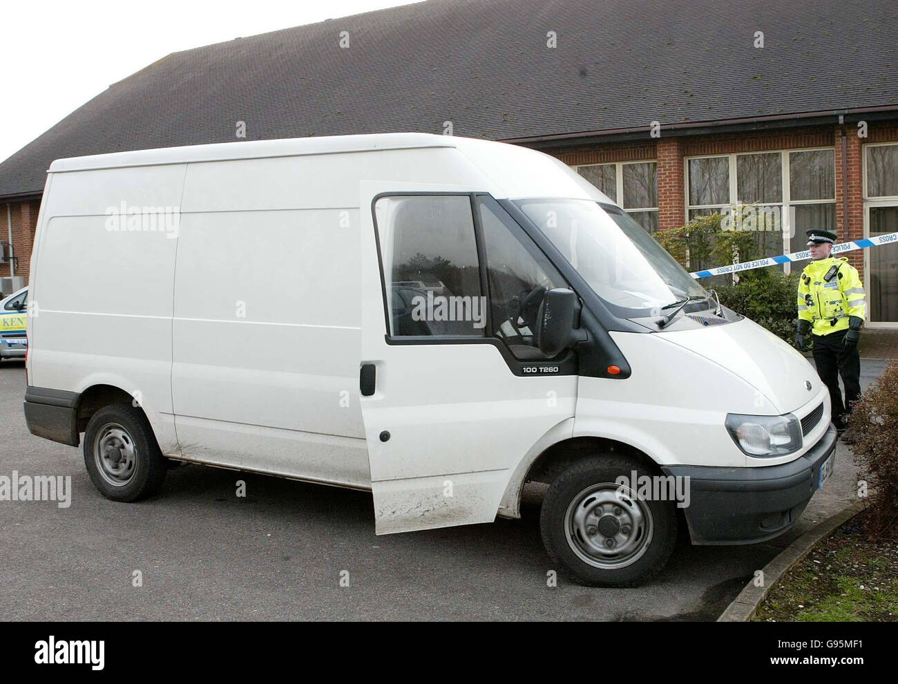 Une fourgonnette White Transit, qui serait reliée au cambriolage de plusieurs millions de livres au dépôt Securitas de Tonbridge , est récupérée à l'hôtel Ashford International de Kent, le vendredi 24 2006 février. La police s'est rendue à l'hôtel International vers 12h45, après un pourboire d'un membre du public, où ils ont trouvé le Transit garé. Le Van est actuellement examiné par des experts judiciaires. Voir l'histoire des PA VOL DE POLICE. APPUYEZ SUR ASSOCIATION photo. Le crédit photo devrait se lire comme suit : Gareth Fuller/PA Banque D'Images