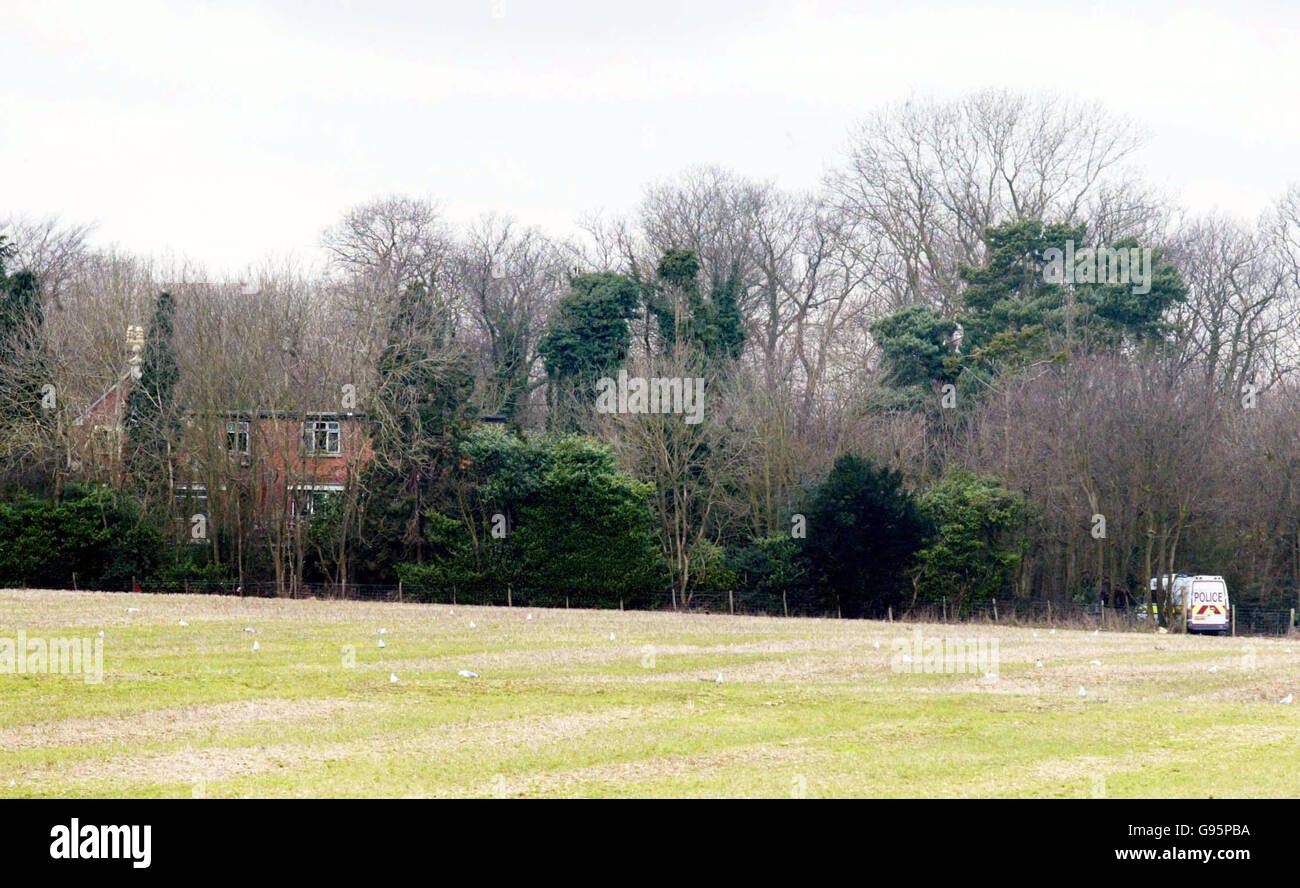 Une fourgonnette de police garde l'entrée des bâtiments agricoles près de Detling dans le Kent, le lundi 27 février 2006. Les cages utilisées pour transporter l'argent volé dans le vol Securitas de la livre de plusieurs millions de livres à Tonbridge ont été trouvées dans cette zone par la police. Voir l'histoire des PA VOL DE POLICE. APPUYEZ SUR ASSOCIATION photo. Le crédit d'image devrait se lire: Gareth Fuller/PA Banque D'Images