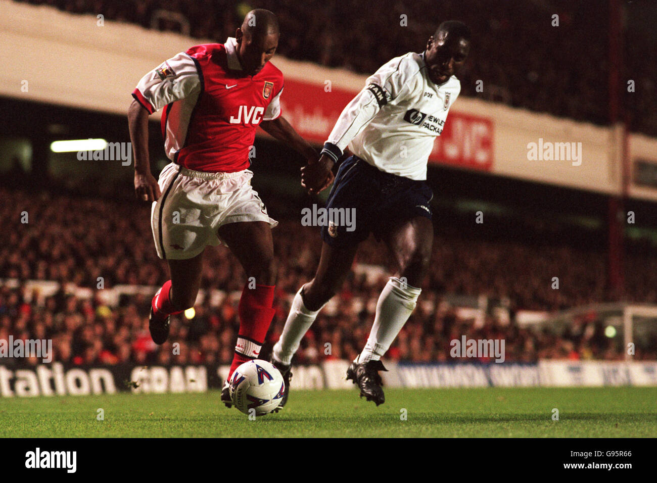 Nicolas Anelka d'Arsenal et sol Campbell de Tottenham Hotspur tiennent les mains pendant le north London derby. Banque D'Images