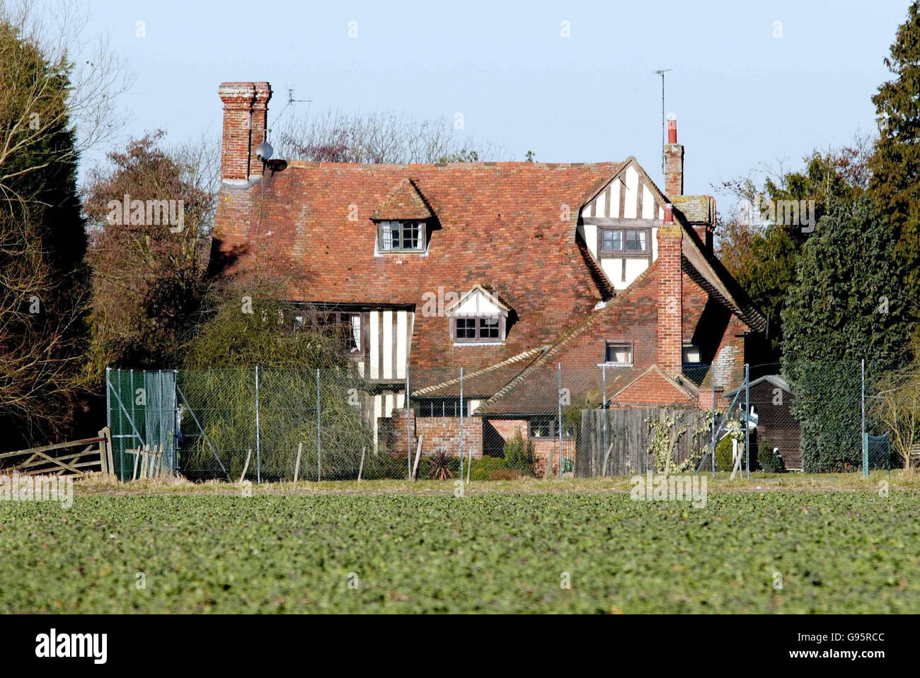 53 millions de vols au dépôt Securitas ont pris le rythme aujourd'hui alors que la recherche d'une ferme isolée liée au raid a continué. Des dizaines d'officiers, y compris des plongeurs sous-marins, des équipes de recherche spécialisées et des unités de récupération de véhicules, cherchaient des indices à la propriété tentaculaire de Staplehurst, dans le Kent. Des experts en médecine légale examinaient également un camion blanc que l'on croyait utilisé pour transporter l'argent du dépôt de Tonbridge.Voir PA Story vol QUALIFIÉ par LA POLICE. APPUYEZ SUR ASSOCIATION photo. Le crédit photo devrait se lire comme suit : Gareth Fuller/PA Banque D'Images
