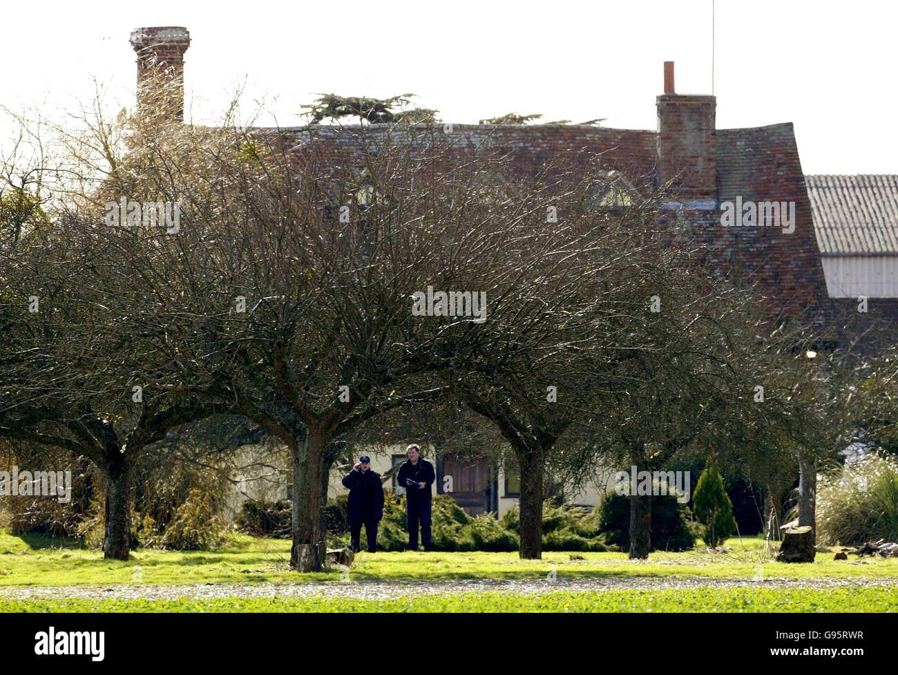 53 millions de vols au dépôt Securitas ont pris le rythme aujourd'hui alors que la recherche d'une ferme isolée liée au raid a continué. Des dizaines d'officiers, y compris des plongeurs sous-marins, des équipes de recherche spécialisées et des unités de récupération de véhicules, cherchaient des indices à la propriété tentaculaire de Staplehurst, dans le Kent. Des experts en médecine légale examinaient également un camion blanc que l'on croyait utilisé pour transporter l'argent du dépôt de Tonbridge.Voir PA Story vol QUALIFIÉ par LA POLICE. APPUYEZ SUR ASSOCIATION photo. Le crédit photo devrait se lire comme suit : Gareth Fuller/PA Banque D'Images