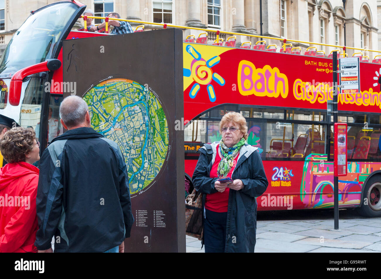 Les touristes à Bath, Somerset, Angleterre, Royaume-Uni, regardez une carte de la ville de spa Banque D'Images