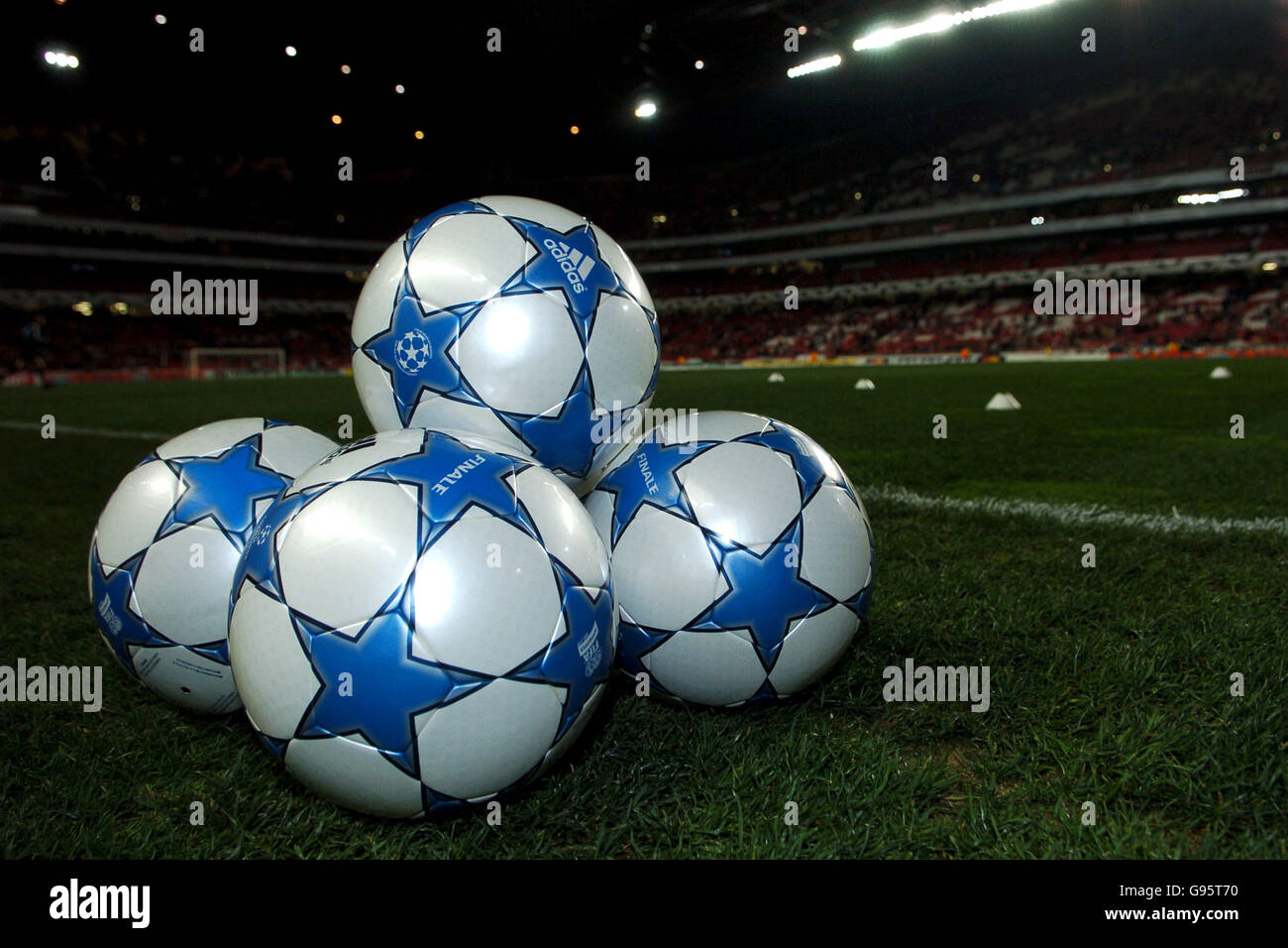 Football - UEFA Champions League - Round de 16 - First Leg - Benfica / Liverpool - Estadio Da Luz. Ballon d'étoile Banque D'Images