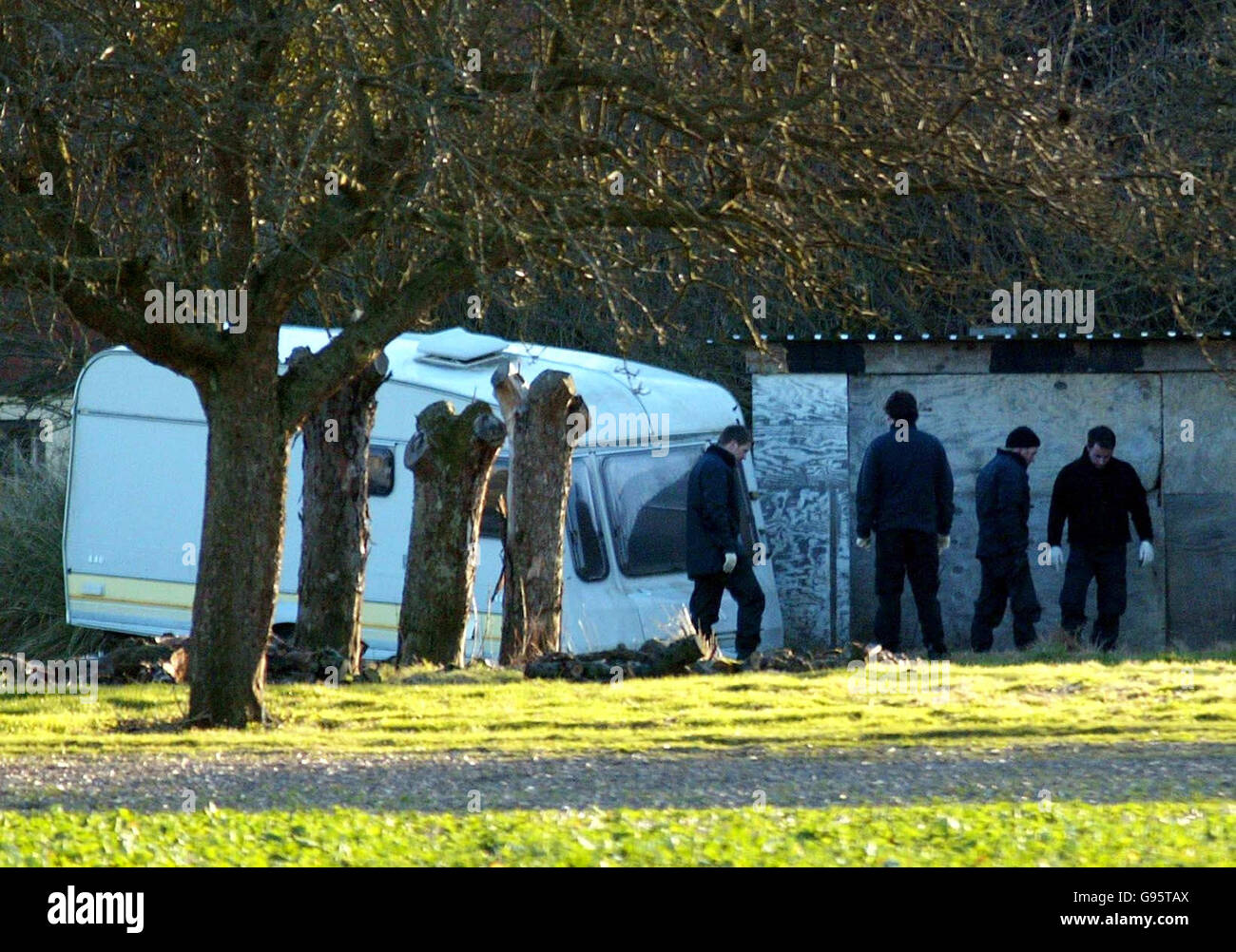 53 millions de vols au dépôt Securitas ont pris le rythme. Six personnes ont été interrogées par la police alors que les agents continuaient à scruer la ferme, propriété de l'homme d'affaires John Fowler. Voir l'histoire des PA VOL DE POLICE. APPUYEZ SUR ASSOCIATION photo. Le crédit photo devrait se lire comme suit : Gareth Fuller/PA. Banque D'Images