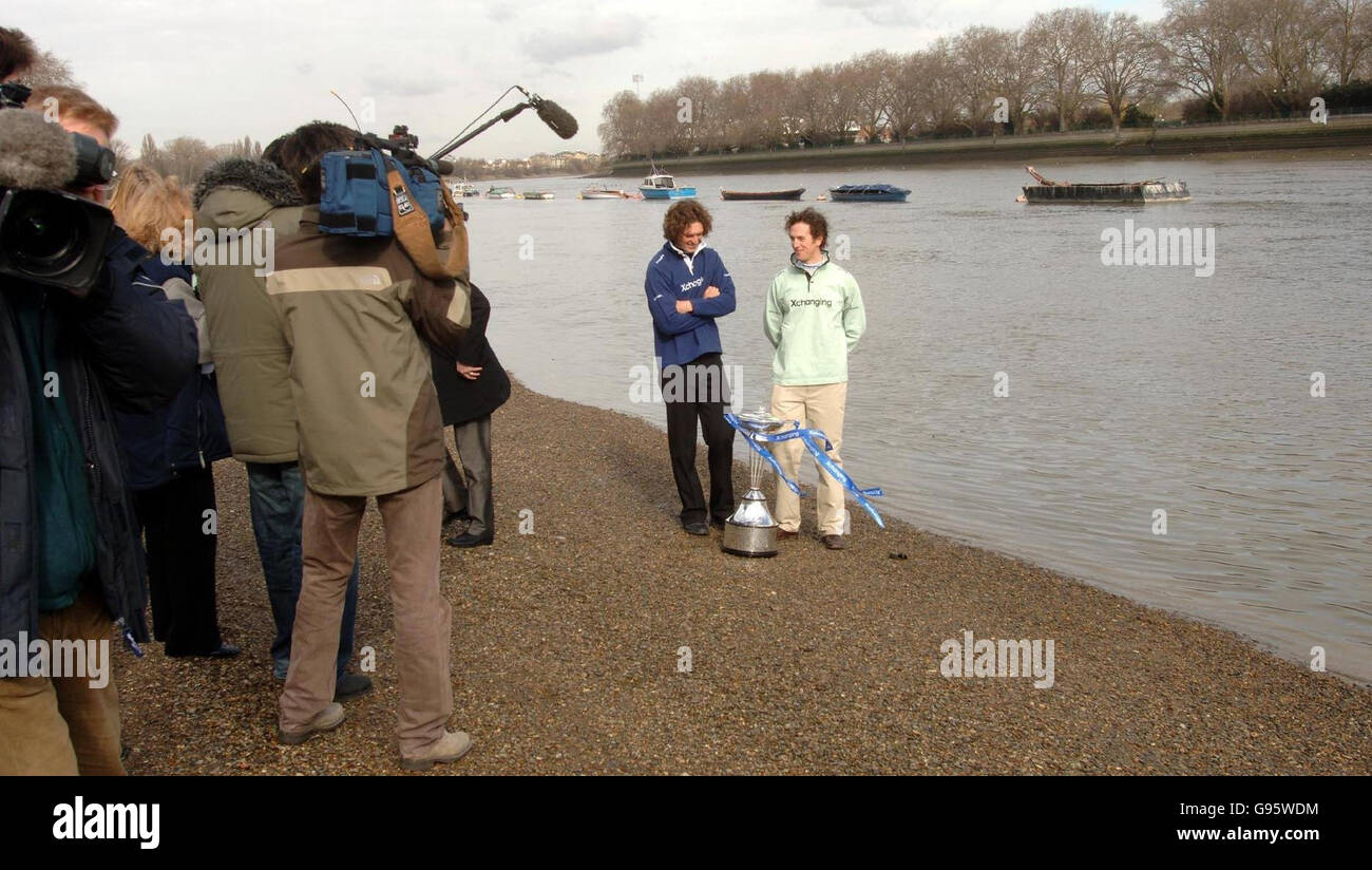 Le président de l'équipage d'Oxford, Barney Williams (L), pose avec le président de Cambridge, Thomas Edwards, au cours d'une séance photo sur le remblai de Putney, à Londres, le lundi 6 mars 2006. APPUYEZ SUR ASSOCIATION photo. Le crédit photo devrait se lire : Sean Dempsey/PA. Banque D'Images