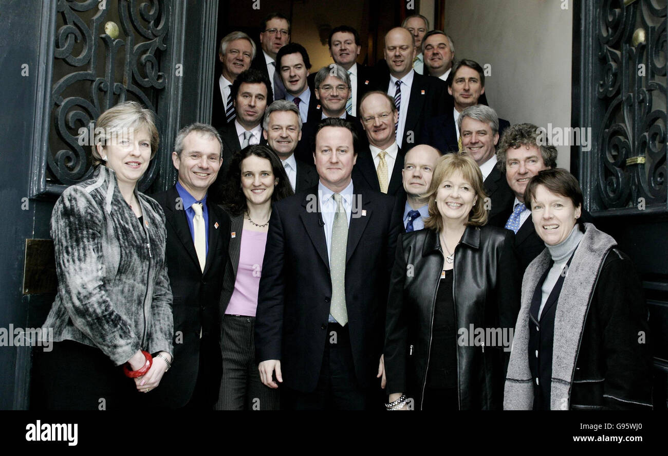 Après une réunion, le Cabinet fantôme se trouve à l'extérieur du Racquet Club de Liverpool. Il s'agit de : (de gauche à droite) Theresa May, David Lidington, Theresa Villiers, David Cameron, William Hague, Cheryl Gillan, Peter Ainsworth Caroline Spelman, (de gauche à droite) Oliver Letwin, Alan Duncan, Andrew Mitchell, David Willetts, Andrew Lansley, (Retour de gauche à droite) David Davis, Patrick McLoughlin, George Osborne, David Mundell, Chris Grayling, Phllip Hammond, Francis Maude et Oliver Heald. Banque D'Images
