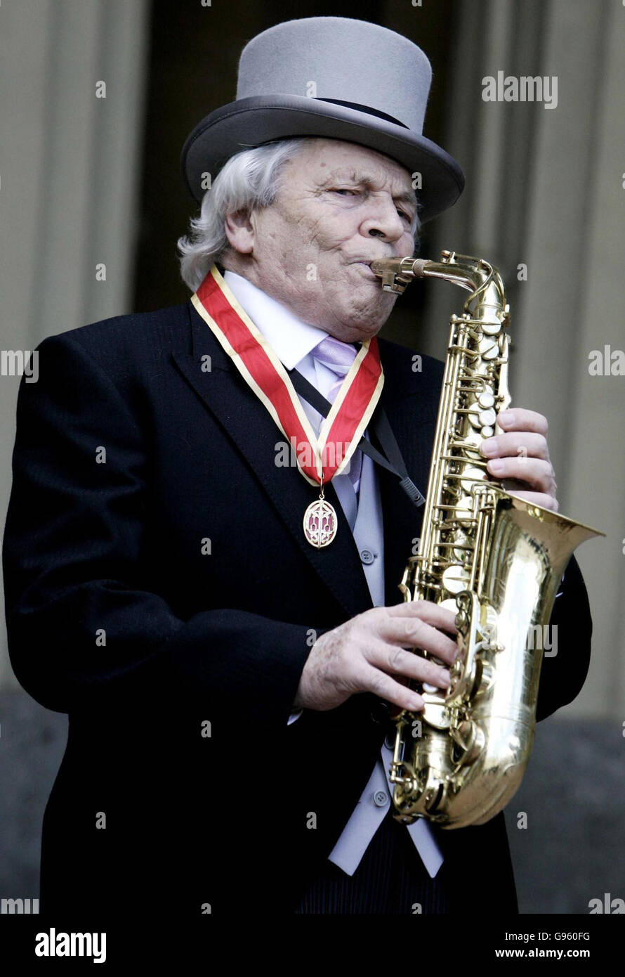 John Dankworth joue son saxophone au Palais de Buckingham, Londres, le jeudi 2 mars 2006, après avoir reçu un chevalier de la reine Elizabeth II de Grande-Bretagne Voir PA Story ROYAL investiture. APPUYEZ SUR ASSOCIATION photo. Le crédit photo devrait se lire : Andrew Parsons/WPA rota/PA. Banque D'Images