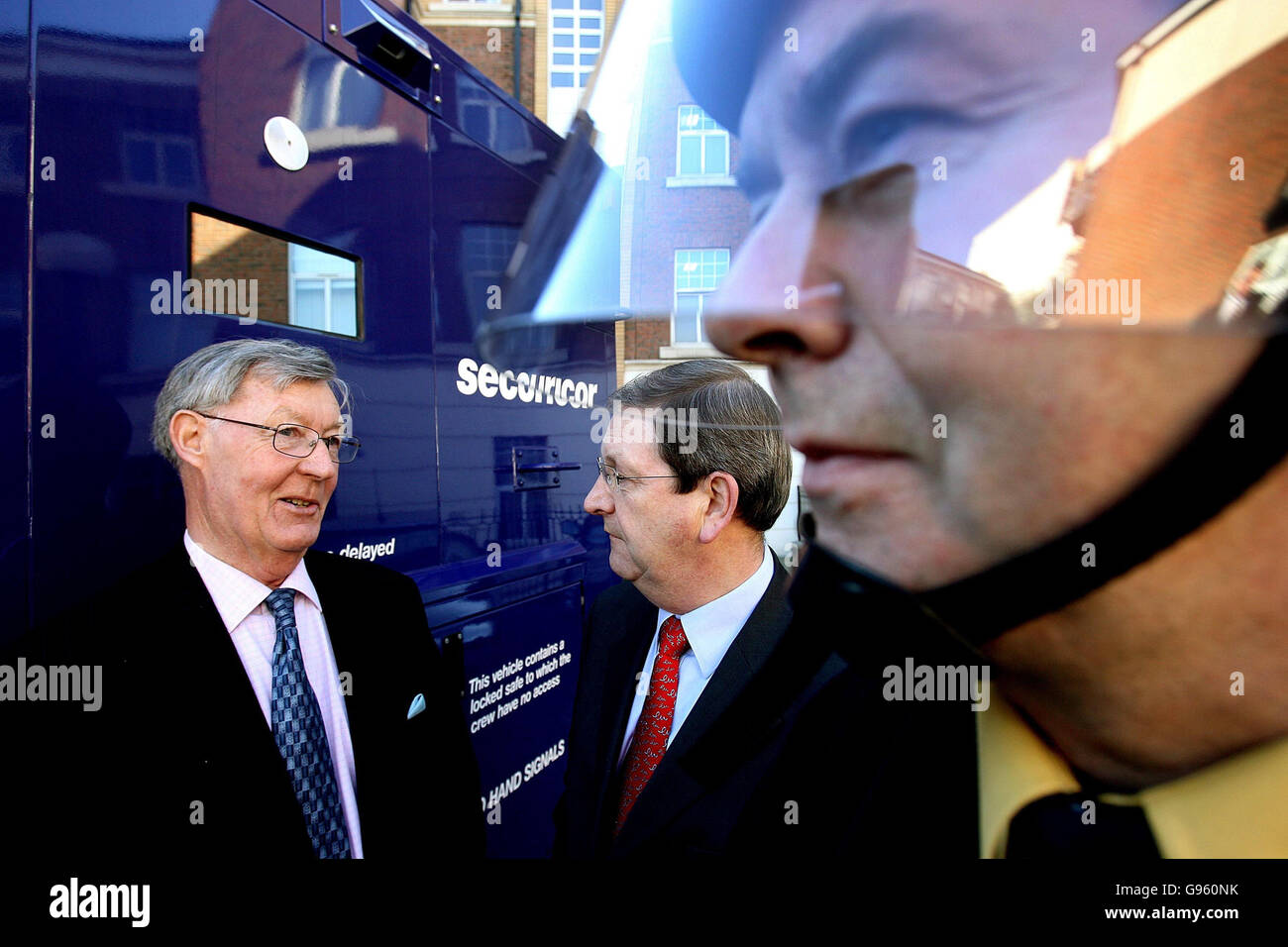 Jim Lyons (L) de la Dublin Health & Safety Authority (HAS) avec Michael Ahern (R), le ministre irlandais du Commerce, à l'arrière d'une fourgonnette Securicor à Dublin, le jeudi 2 mars 2006, comme l'ont annoncé de nouvelles directives concernant la sécurité des travailleurs en transit de liquidités.Les nouvelles directives exigent que les entreprises prennent des mesures pour protéger leurs travailleurs contre la violence physique en leur fournissant des gilets pare-balles et anti-coups.Voir PA Story CRIME Cash-in-transit Irlande.APPUYEZ SUR ASSOCIATION photo.Le crédit photo devrait se lire : Julien Behal/PA. Banque D'Images