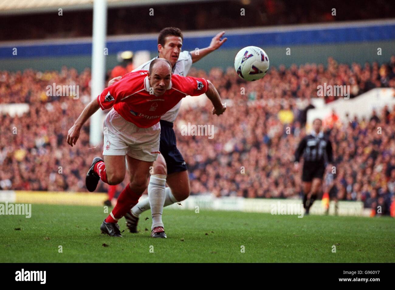 Steve Stone de la forêt de Nottingham (à gauche) dirige pour but sous Pression de Tottenham Hotspur Justin Edinburgh (à droite) Banque D'Images