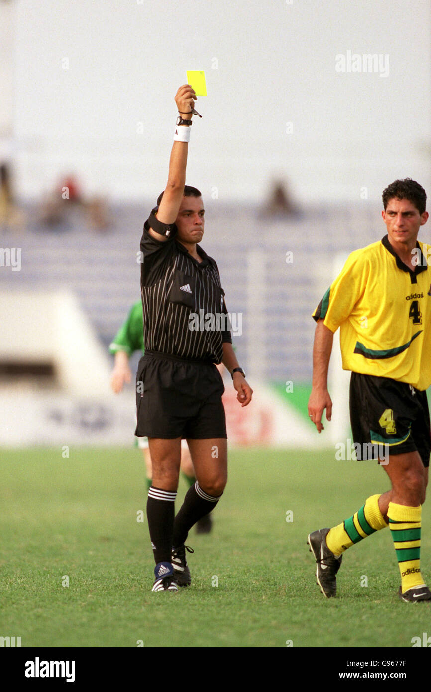 Football - Championnats du monde de la Jeunesse de la FIFA - Groupe C -  Irlande / Australie.L'arbitre Gonzalez Mendez (à gauche) montre le carton  jaune au capitaine de l'Australie Simon Colosimo (