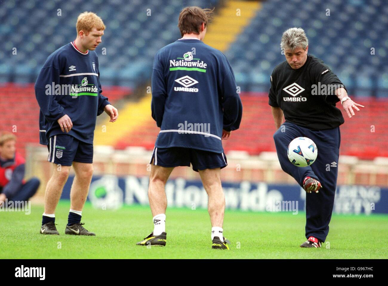 Kevin Keegan (à droite), directeur de l'Angleterre, montre ses talents de balle, sous la surveillance de Paul Scholes (à gauche) et Gary Neville (au centre) Banque D'Images