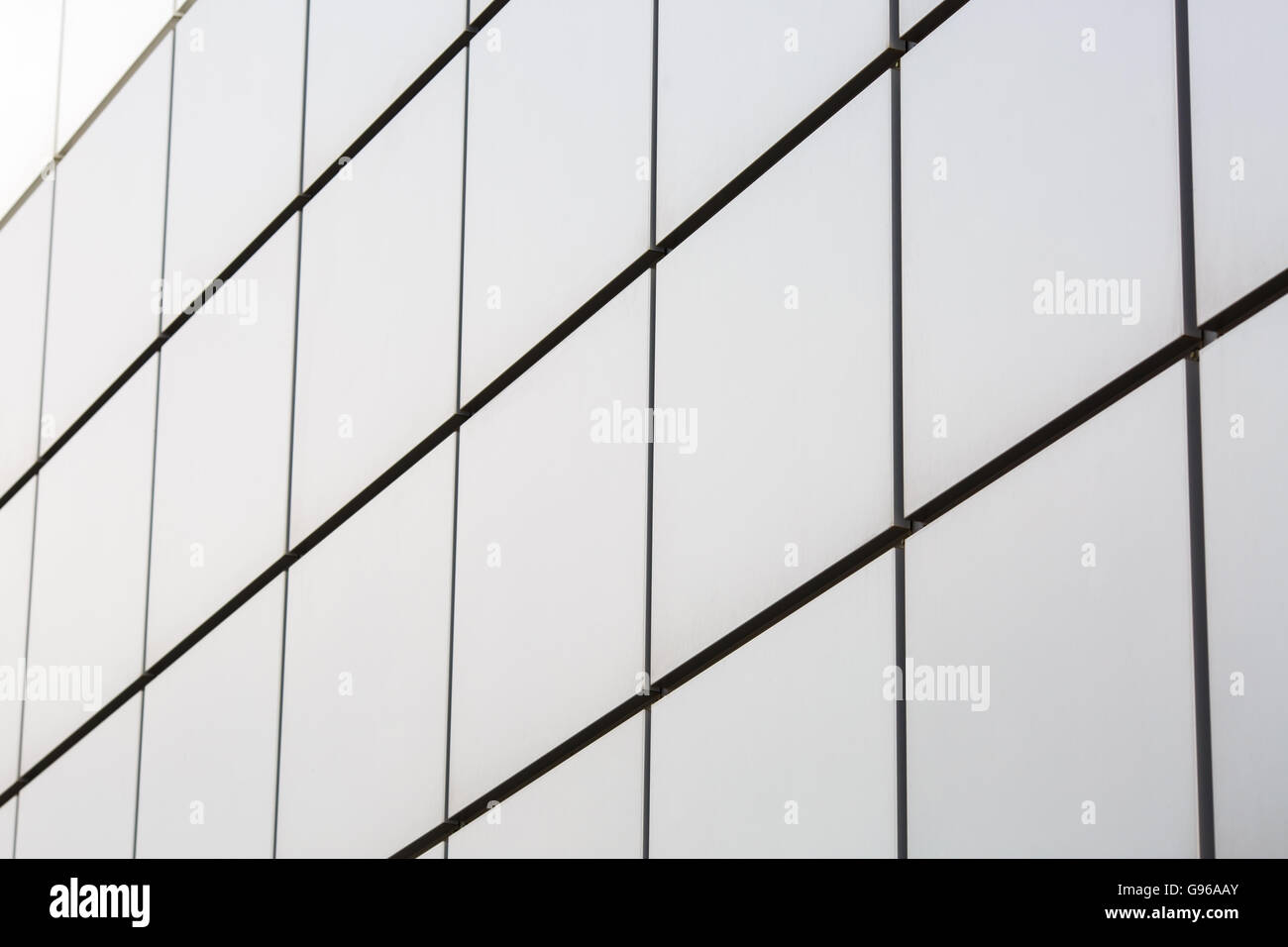 Close-up d'un mur d'un bâtiment moderne décoré avec des plaques métalliques carrés Banque D'Images