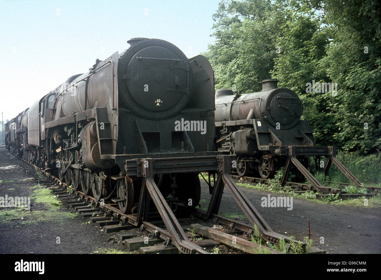 Une paire de British Railways standard designs, la 9F 2-10-0 et 4-6-0 de la classe Standard BR abandonné à Erquy après un travail court Banque D'Images