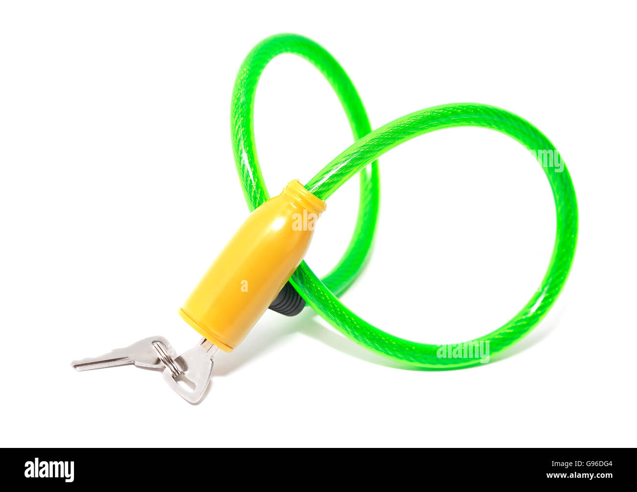 Câble en acier avec serrure et clé sur fond blanc Banque D'Images