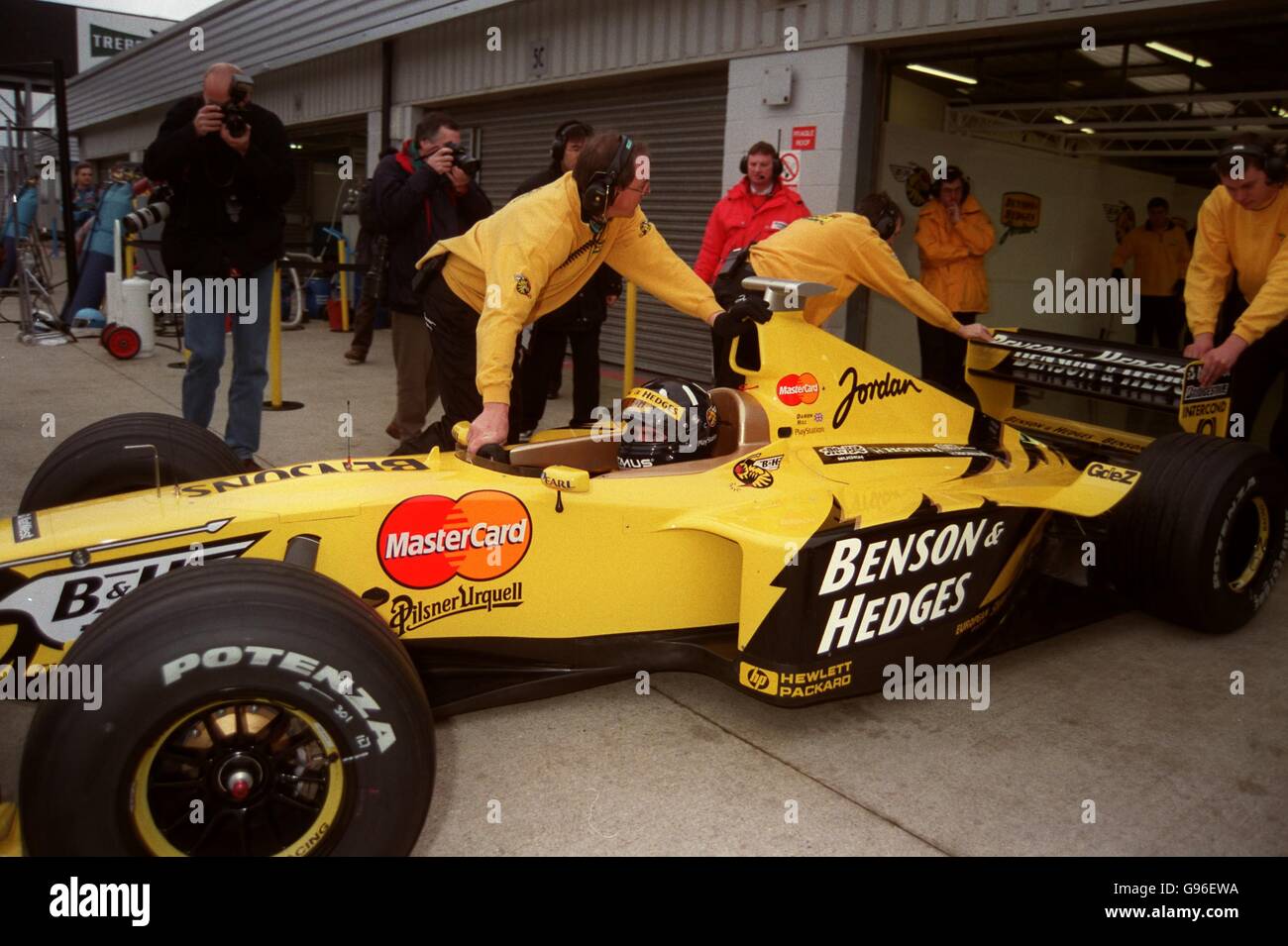Course automobile Formula One - essais à Silverstone.Damon Hill est poussé dans les fosses de la nouvelle Jordanie Banque D'Images