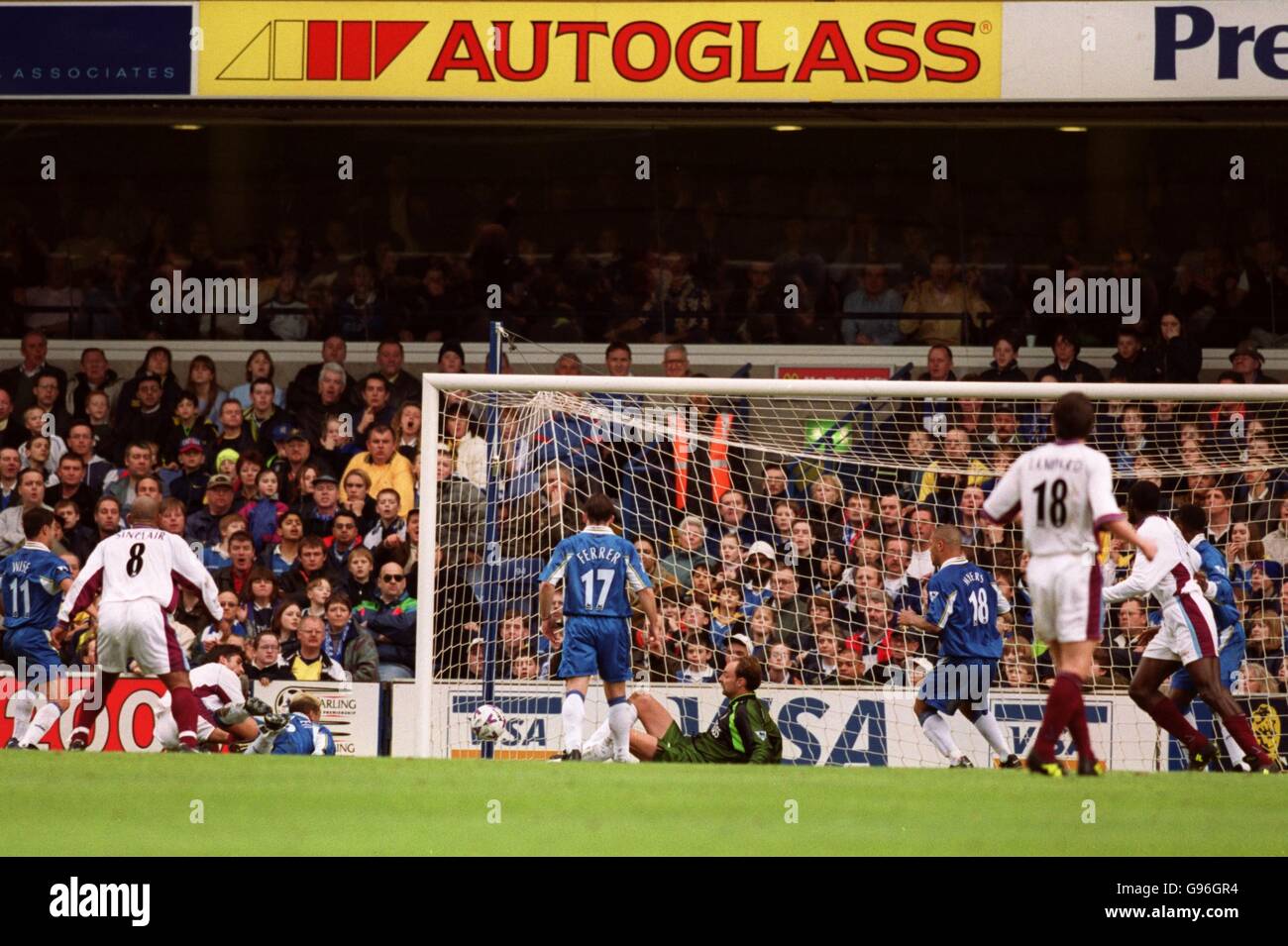 Soccer - FA Carling Premiership - Chelsea / West Ham United. Paul Kitson de West Ham United marque le but de West Ham Banque D'Images