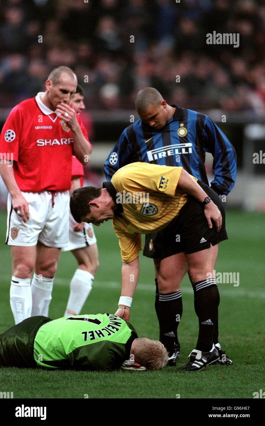 Football - Ligue des champions de l'UEFA - deuxième étape finale - Inter Milan / Manchester United.Peter Schmeichel, de Manchester United, est blessé sur le terrain, avec Jaap Stam, Ronaldo et l'arbitre Gilles Veisseiere qui le regardent Banque D'Images