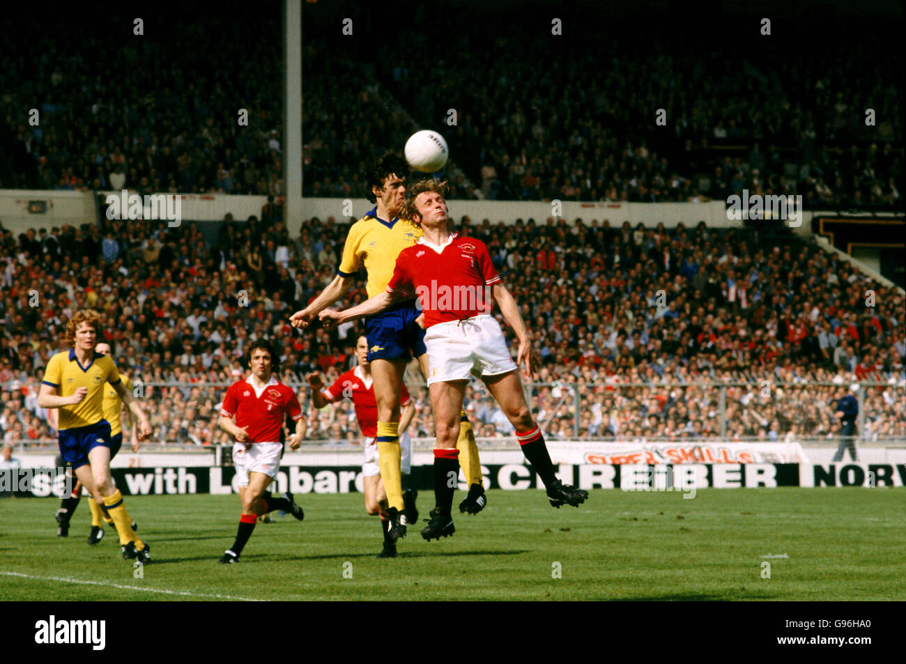 Football - finale de la coupe FA - Arsenal / Manchester United.David O'Leary, d'Arsenal (à gauche), est à l'écart de Jimmy Greenhoff (à droite) de Manchester United. Banque D'Images