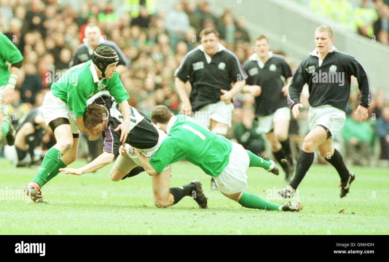 Rugby Union - Championnat des cinq nations - Ecosse / Irlande.John Leslie, en Écosse, est attaqué par Girvan Dempsey et David Humphreys, en Irlande Banque D'Images