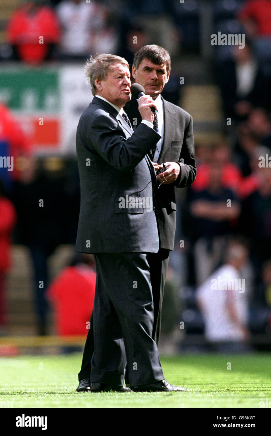 Soccer - FA Carling Premiership - Blackburn Rovers / Nottingham Forest.Jack Walker, le président de Blackburn Rovers, invite les fans à soutenir leur équipe dans leur bataille de relégation avant le début du match Banque D'Images