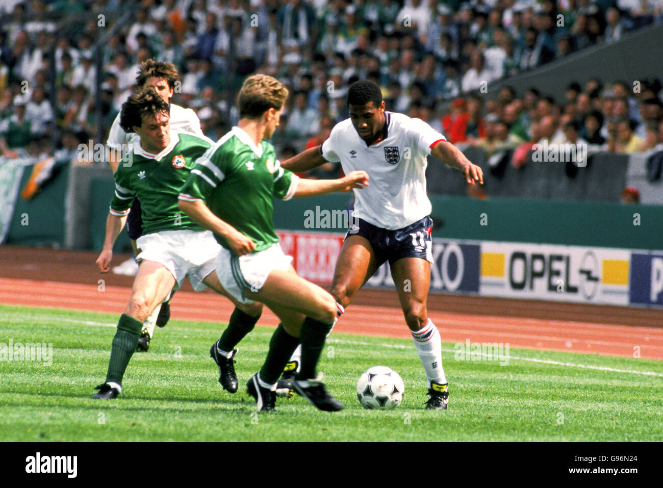 - Football - Championnat d'Allemagne de l'Ouest Euro 88 - Groupe 2 - Irlande v Angleterre - Neckarstadion Banque D'Images