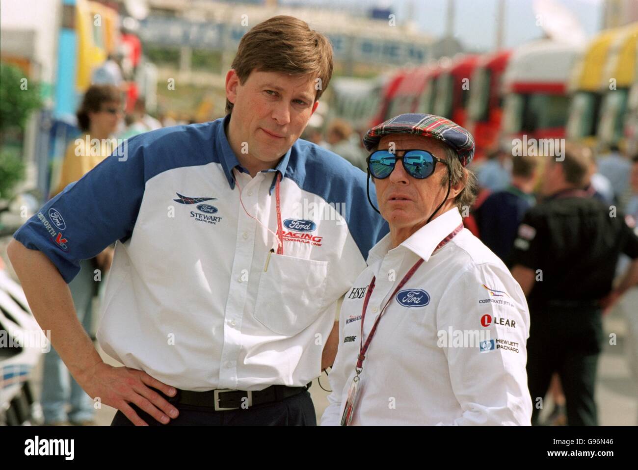 Course automobile Formula One - Grand Prix d'Espagne - pratique.Jackie Stewart (à droite) parle à Martin Whittaker de Ford (à gauche) Banque D'Images