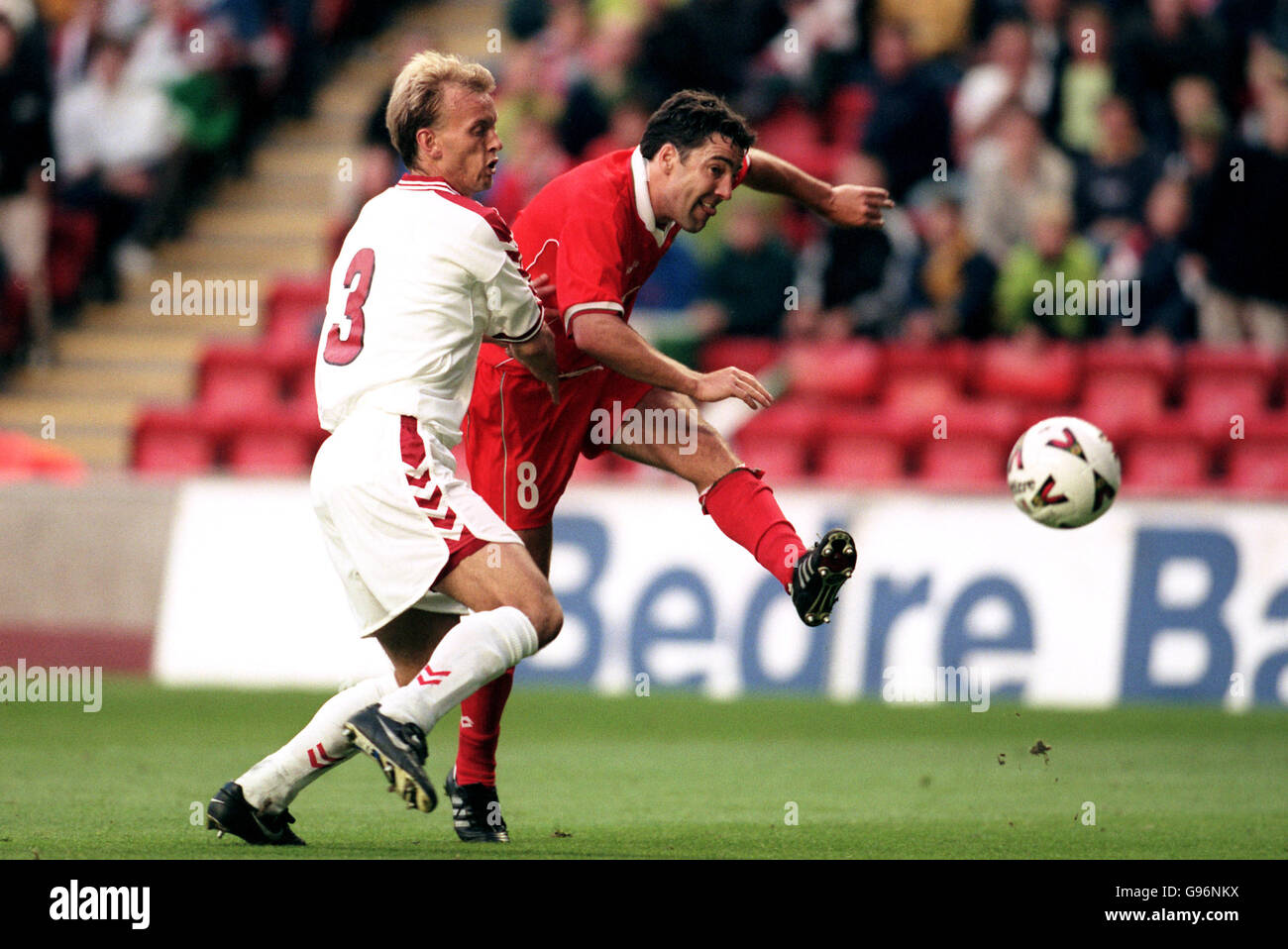 Football - qualification Euro 2000 - Groupe un - pays de Galles / Danemark.Dean Saunders, pays de Galles, tire une balle de quelques centimètres de large alors que Rene Henriksen, Danemark, est en difficulté Banque D'Images