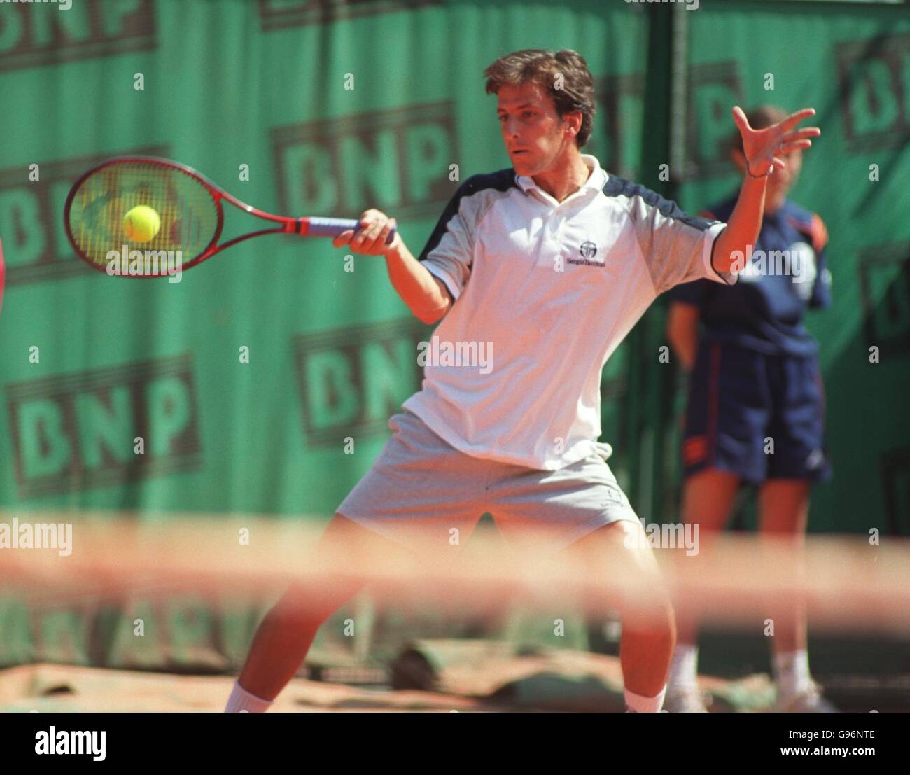 Tennis - French Open - Men's Double - First Round - Sebastian Prieto et Mariano Hood contre Donald Johnson et Cyril Suk. Sebastian Prieto joue un front embarrassant Banque D'Images