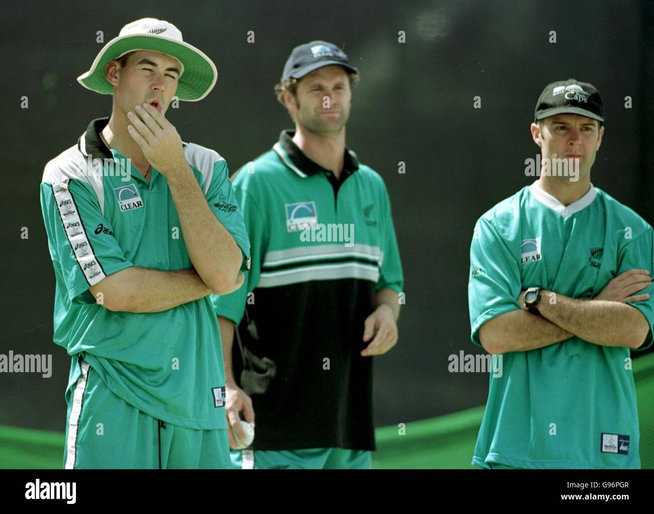 Le capitaine de la Nouvelle-Zélande, Stephen Fleming, réfléchit à la tâche à effectuer avant la demi-finale contre le Pakistan, comme le regardent Chris Cairns (centre) et Nathan Astle Banque D'Images