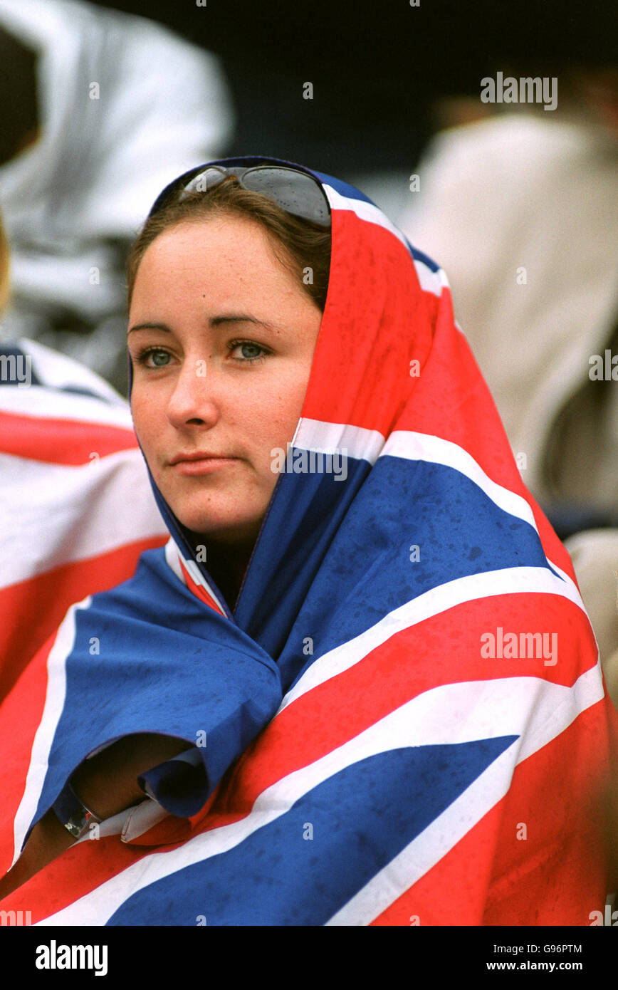 Tennis - Wimbledon Championships - Men's Singles - Fourth Round - Tim Henman v Jim Courier. Un fan de Tim Henman s'est enroulé dans un Union Jack Banque D'Images