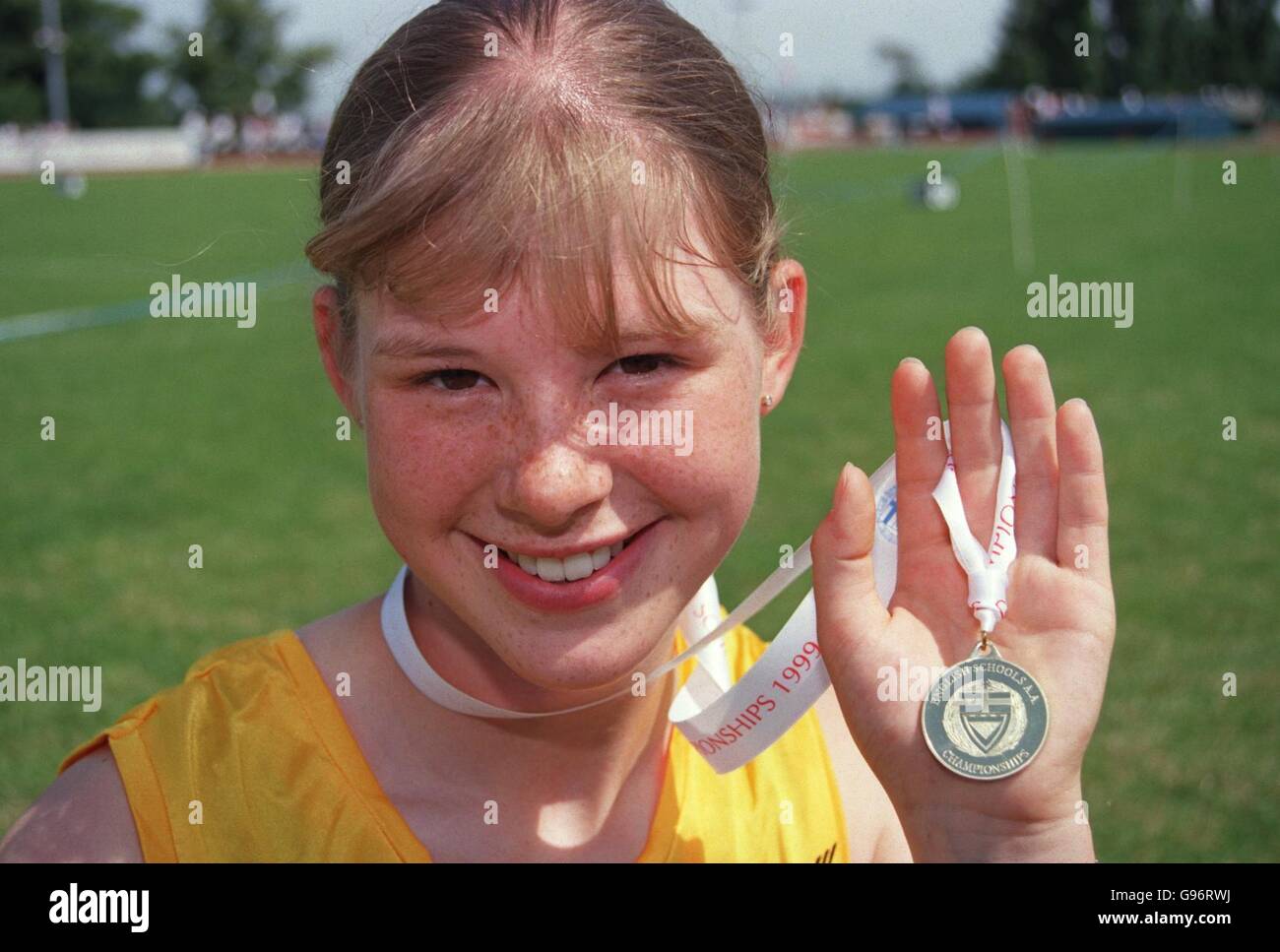 Athlétisme - Championnat des écoles anglaises - Bury St Edmunds.Sara McGreavy, 16 ans de Leamington Spa avec sa médaille d'or pour l'événement de 80 mètres pour les filles intermédiaires Banque D'Images