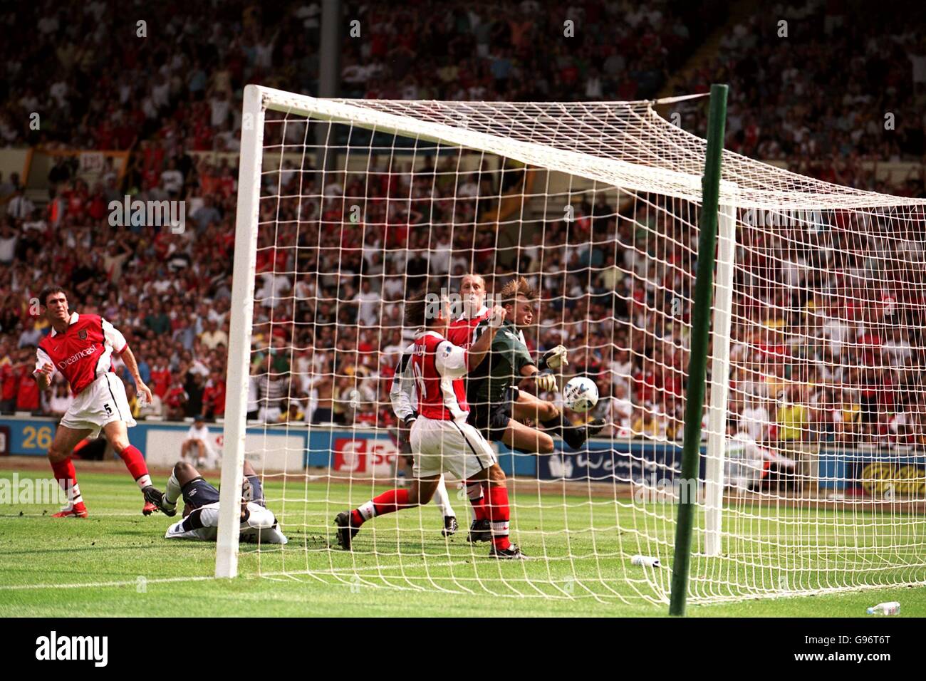 Alex Manninger, gardien de but d'Arsenal, s'en va pour arrêter le ballon Dans le net après le coup de pied libre de David Beckham de Manchester United Banque D'Images