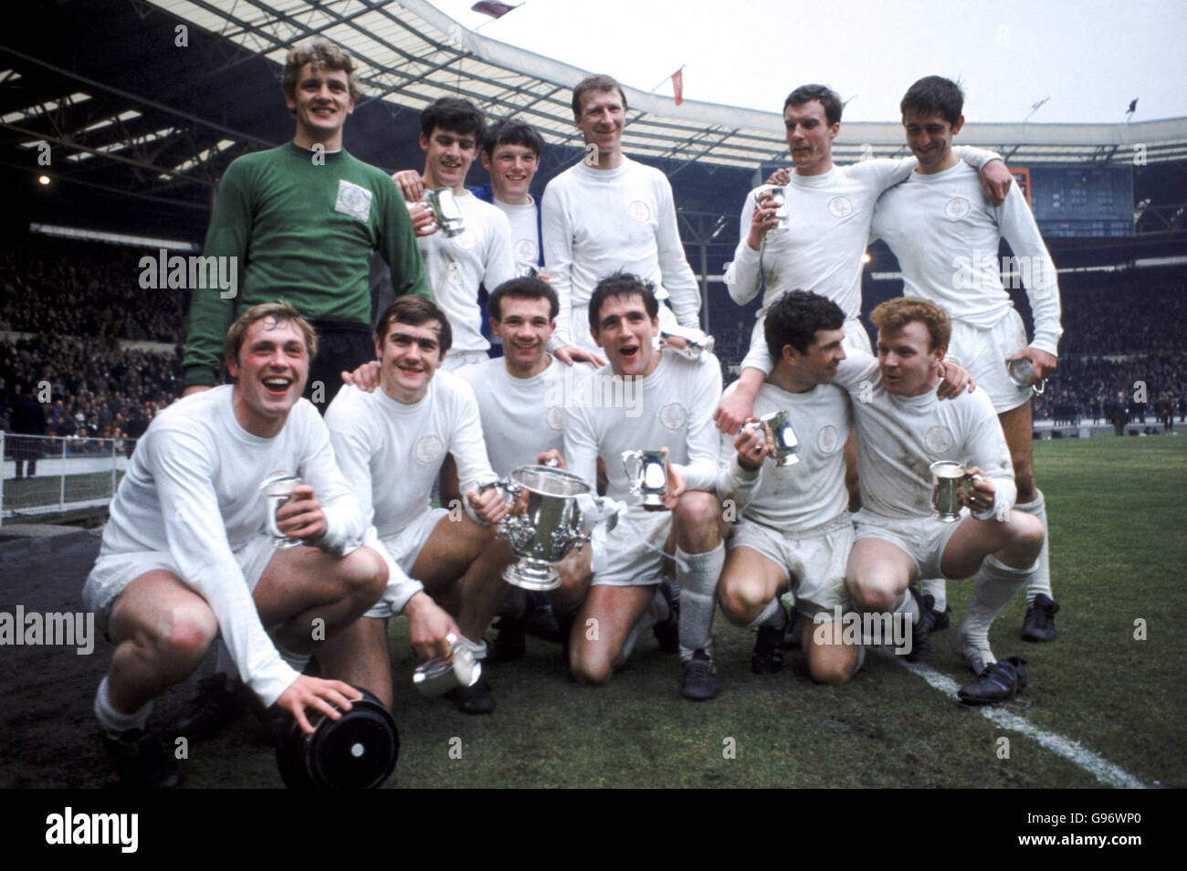 Leeds United fêtent avec la coupe de la Ligue après leur victoire de 1-0 : (au deuxième rang, de gauche à droite) Gary Spake, Peter Lorimer, Eddie Gray, Jack Charlton, Paul Madeley, Rod Belfitt; (première rangée, l-r) Jimmy Greenhoff, Terry Cooper, Paul Reaney, Norman Hunter, Johnny Giles, Billy Bremner Banque D'Images