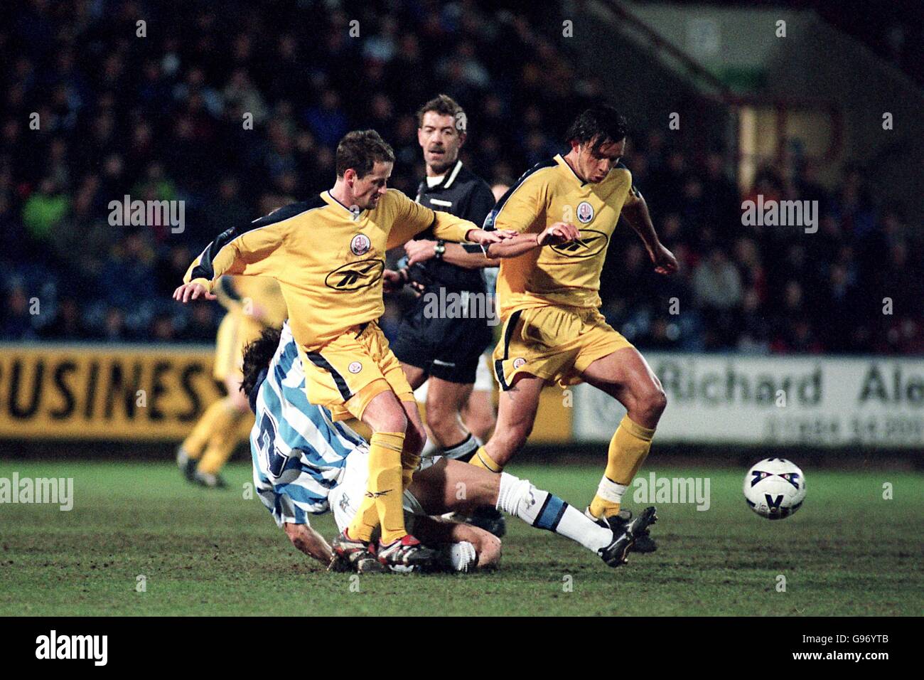 Football - Nationwide League Division One - Huddersfield Town et Bolton Wanderers.Chris Beech, de la ville de Huddersfield, est envoyé en vol par Scott Sellars et Mark Fish, de Bolton Wanderers Banque D'Images