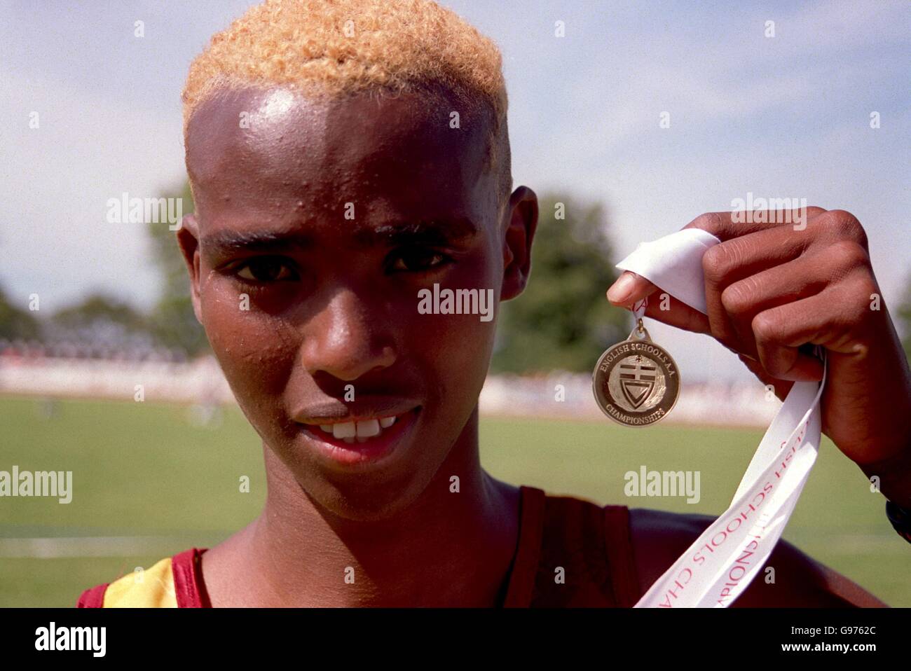 Athlétisme - Championnat des écoles anglaises - Bury St Edmunds.Mohamed Farah, 16 ans, de Hamworth, Middlesex, avec sa médaille d'or pour le 1500m des intermédiaires Banque D'Images