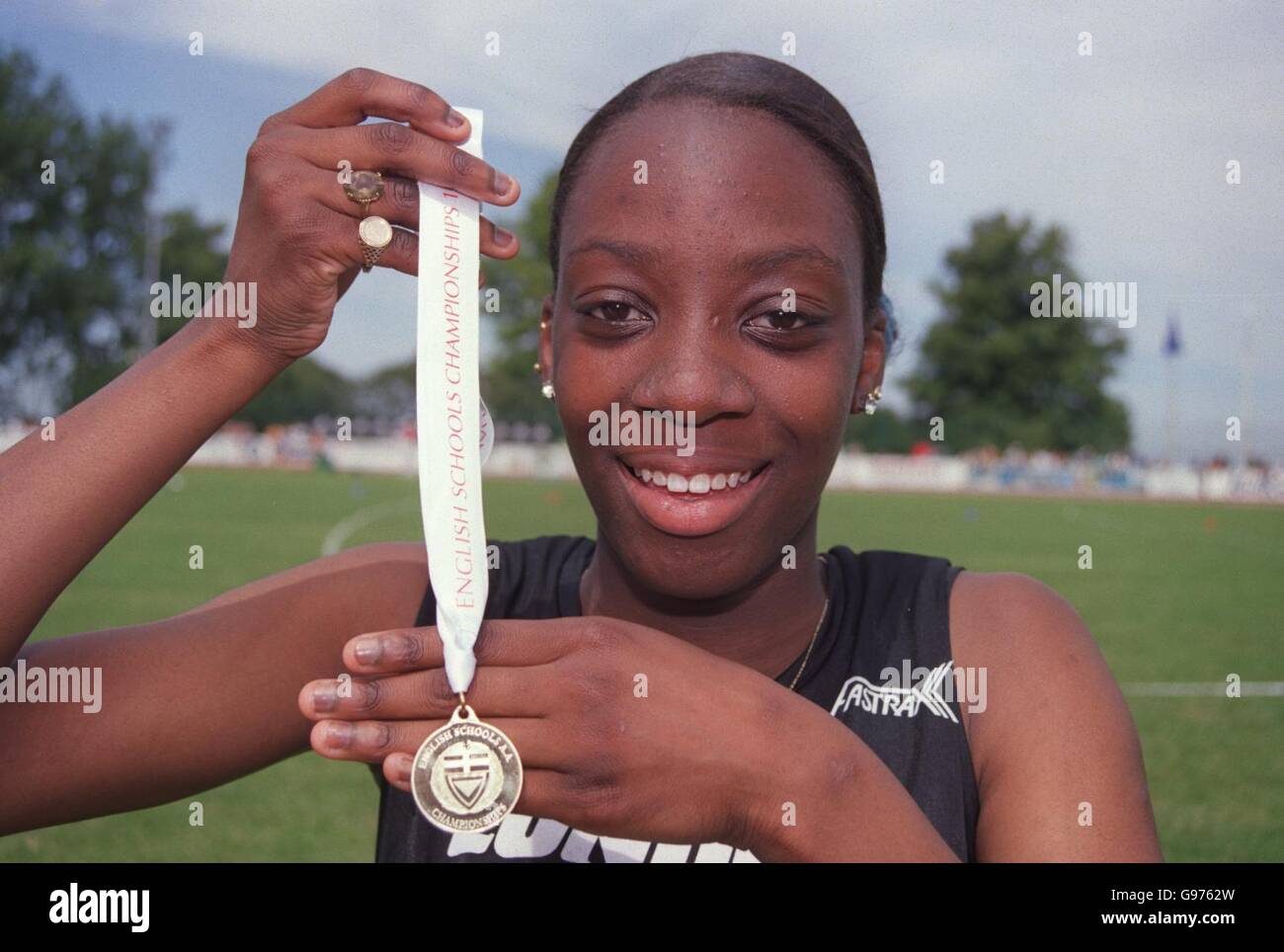 Athlétisme - Championnat des écoles anglaises - Bury St Edmunds.Vernicha James, 15 ans, de Lewisham, Londres, avec sa médaille d'or pour le 200m des intermédiaires Banque D'Images