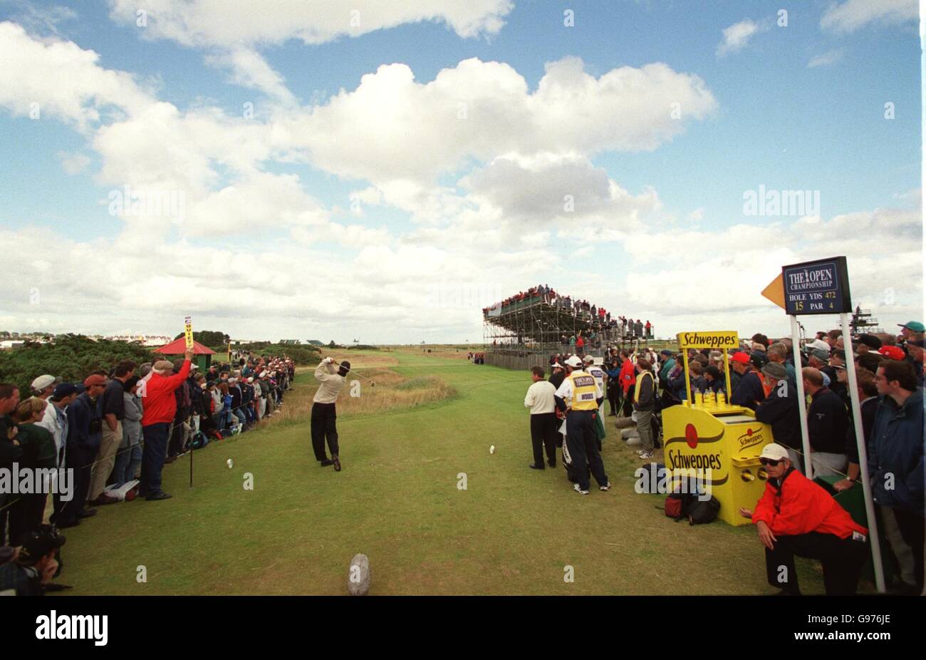 Golf - le Championnat d'Open - Carnoustie -.Tiger Woods débarque le 15 Banque D'Images