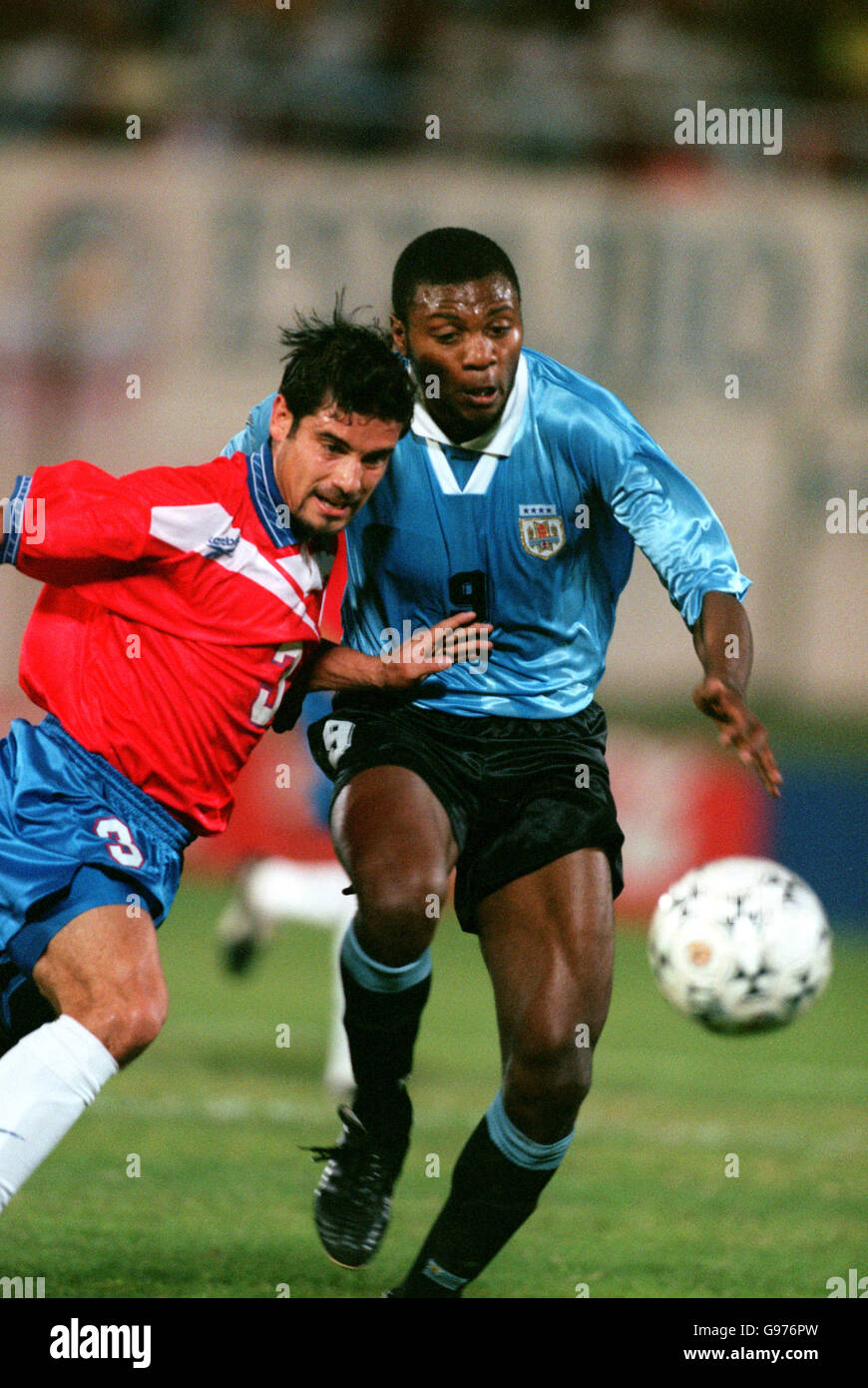 COPA America 99 - semi final - Uruguay / Chili.Miguel Ramirez du Chili et Marcelo Zalayeta de l'Uruguay se battent pour le bal Banque D'Images