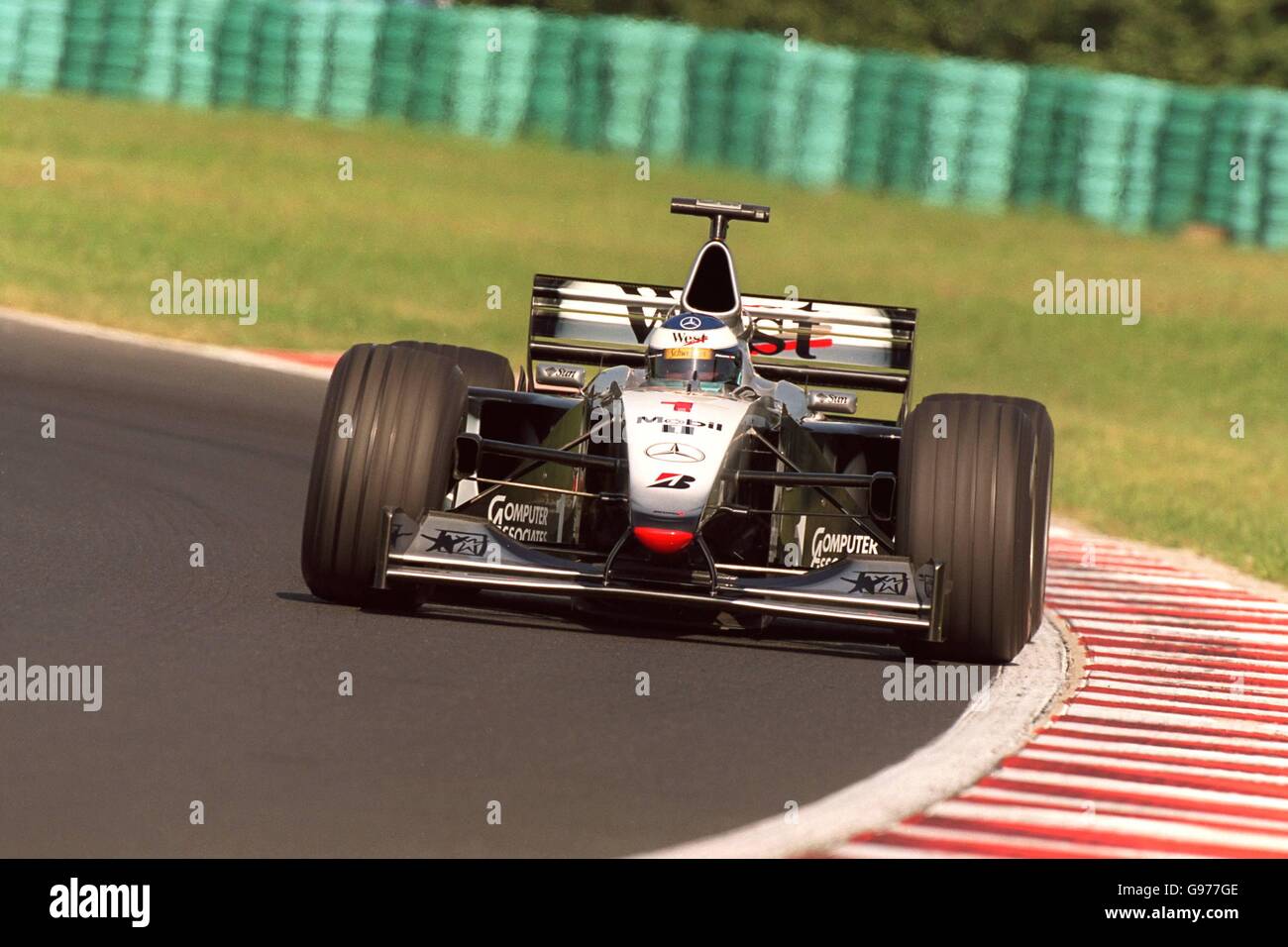 Mika Hakkinen de McLaren utilise toute la largeur de la piste Banque D'Images