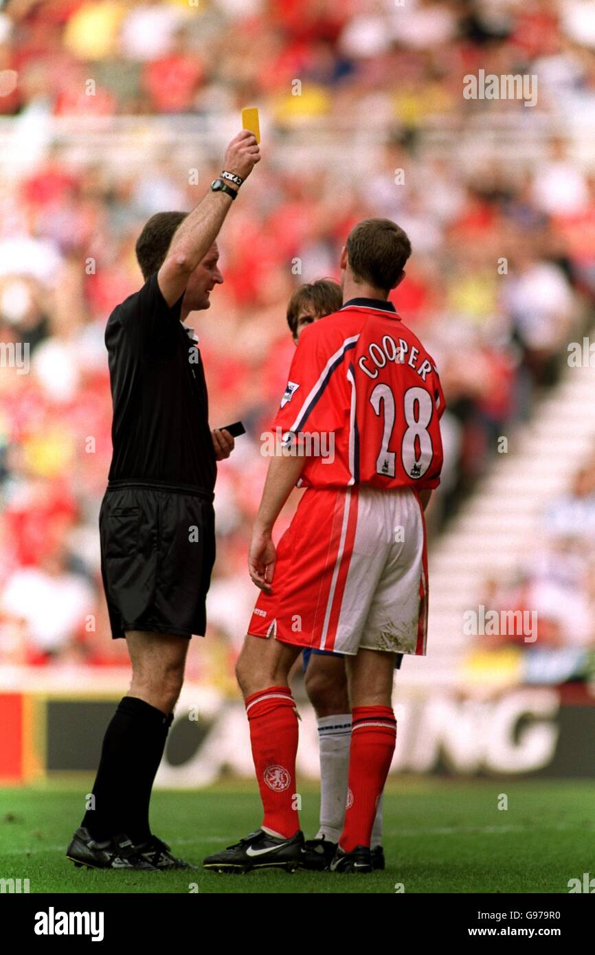 L'arbitre Paul Alcock (à gauche) montre Colin Cooper (à droite) de Middlesbrough carte jaune Banque D'Images