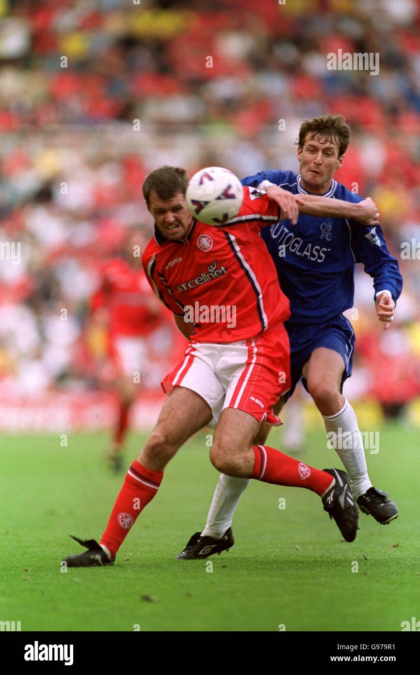 Soccer - FA Carling Premiership - Middlesbrough / Chelsea.Chris Sutton de Chelsea (à droite) tente de passer le Gary Pallister de Middlesbrough (à gauche) Banque D'Images