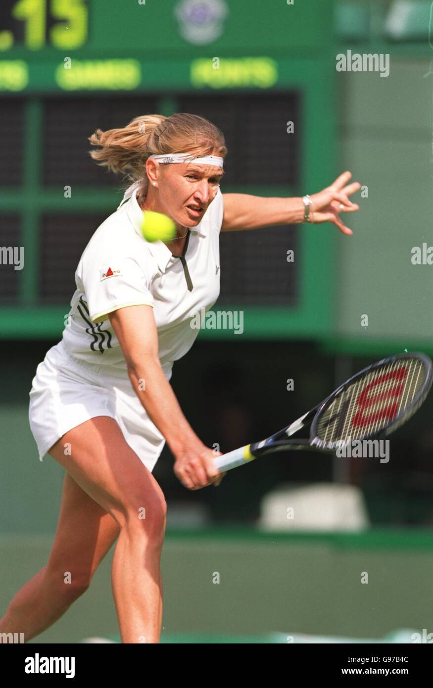 Tennis - Wimbledon. Steffi Graf en action contre Ludmila Cervanova Photo  Stock - Alamy