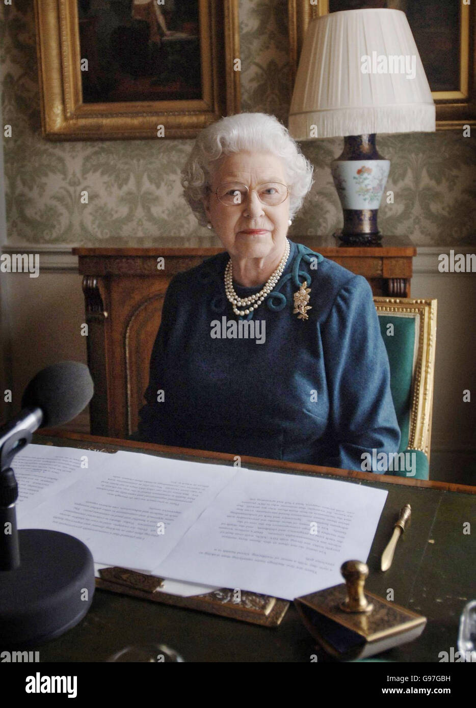 La reine Elizabeth II dans la salle Regency à Buckingham Palace le mercredi 15 février 2006, où elle a enregistré son message annuel au Commonwealth. APPUYEZ SUR ASSOCIATION photo. Le crédit photo devrait se lire comme suit : Stefan Rousseau/WPA Rota/PA. Banque D'Images