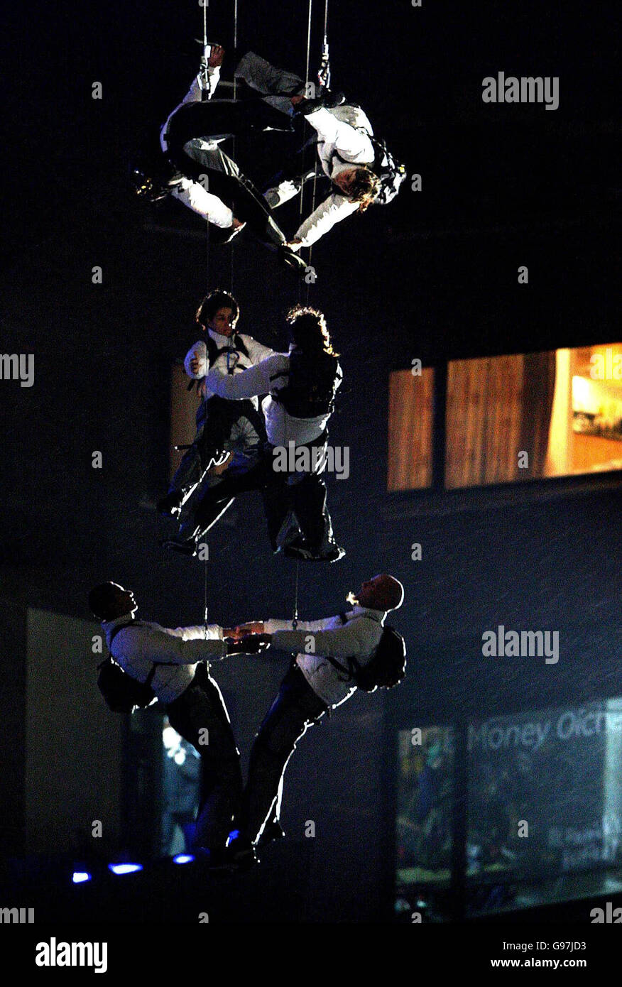 Spectacle acrobatique de la troupe espagnole mondialement connue Grupo Puja lors du lancement officiel du festival St Patrick sur la place Smithfield, dans le centre de Dublin, le mercredi 15 mars 2006. APPUYEZ SUR ASSOCIATION photo. Le crédit photo devrait se lire comme suit : Niall Carson/PA Banque D'Images